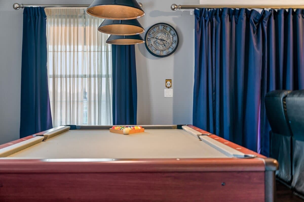 Estate w/private pool & movie theater