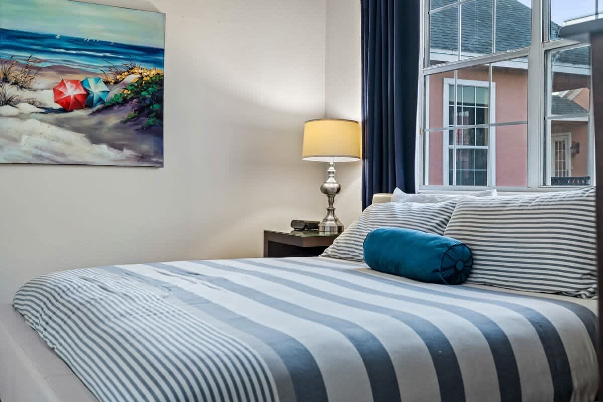 Estate w/private pool & movie theater