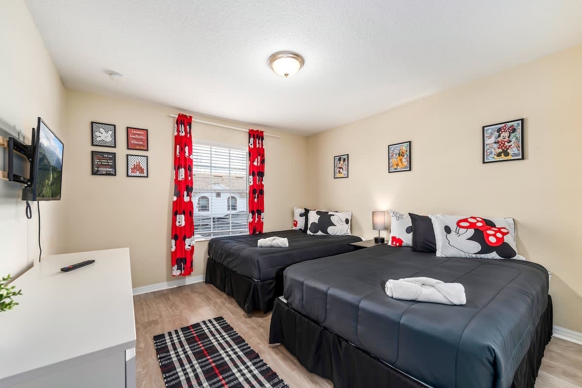 Townhome near Disney w/ pool & waterpark access