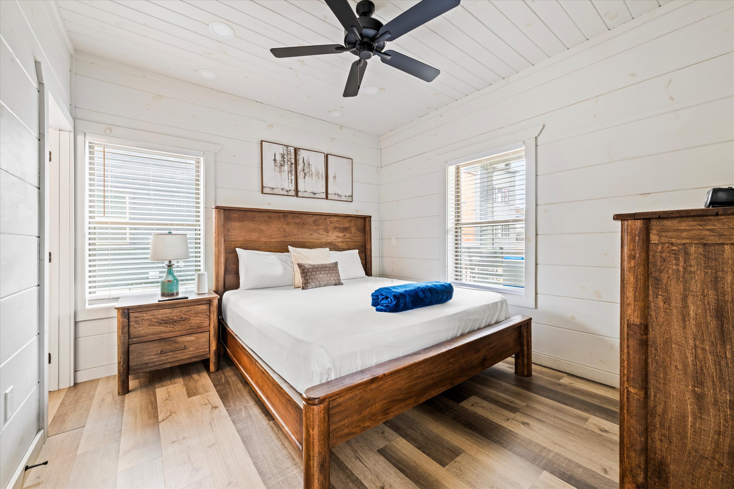 Serene cabin w/ pool, hot tub & game room