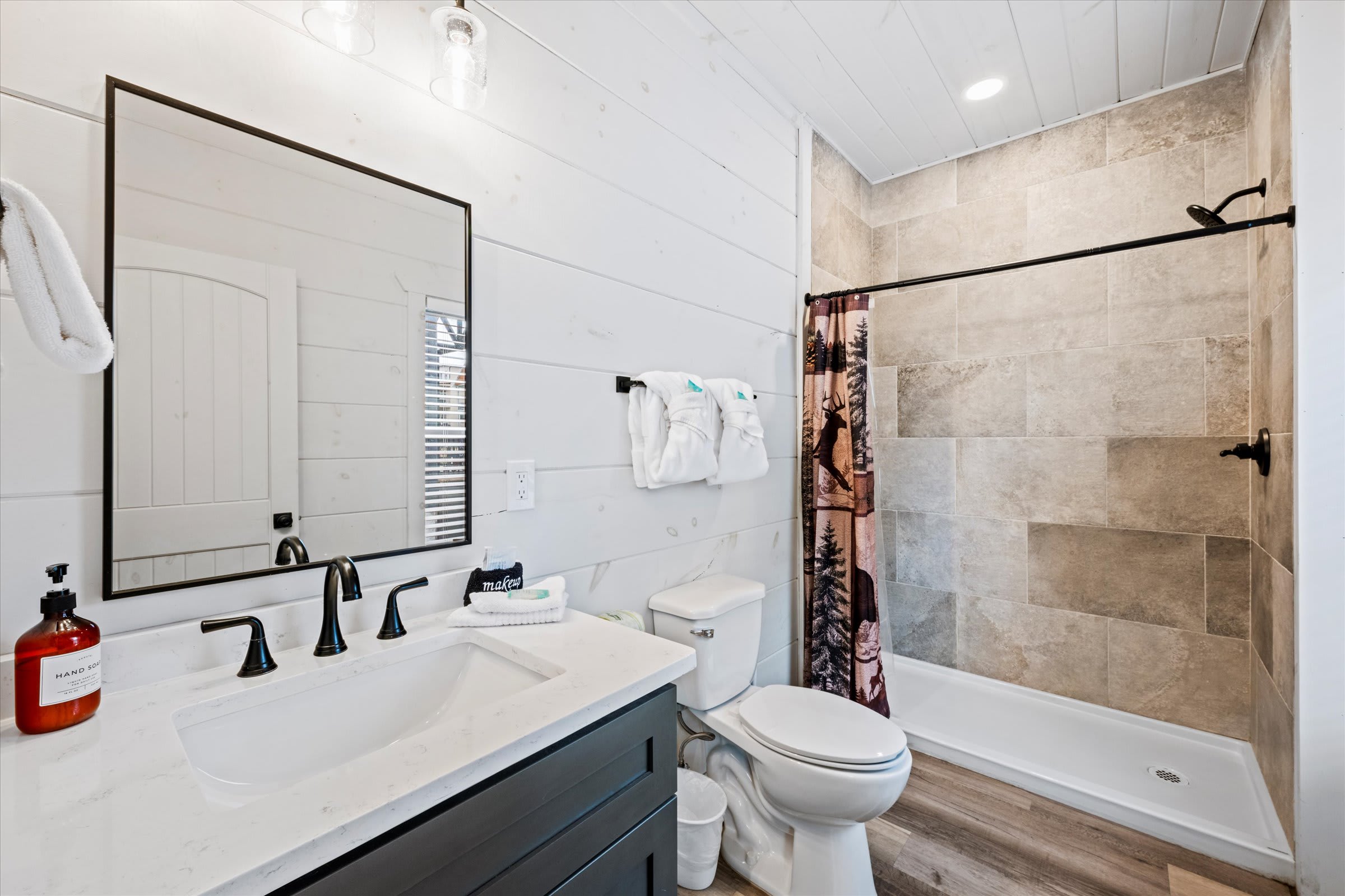 Serene cabin w/ pool, hot tub & game room