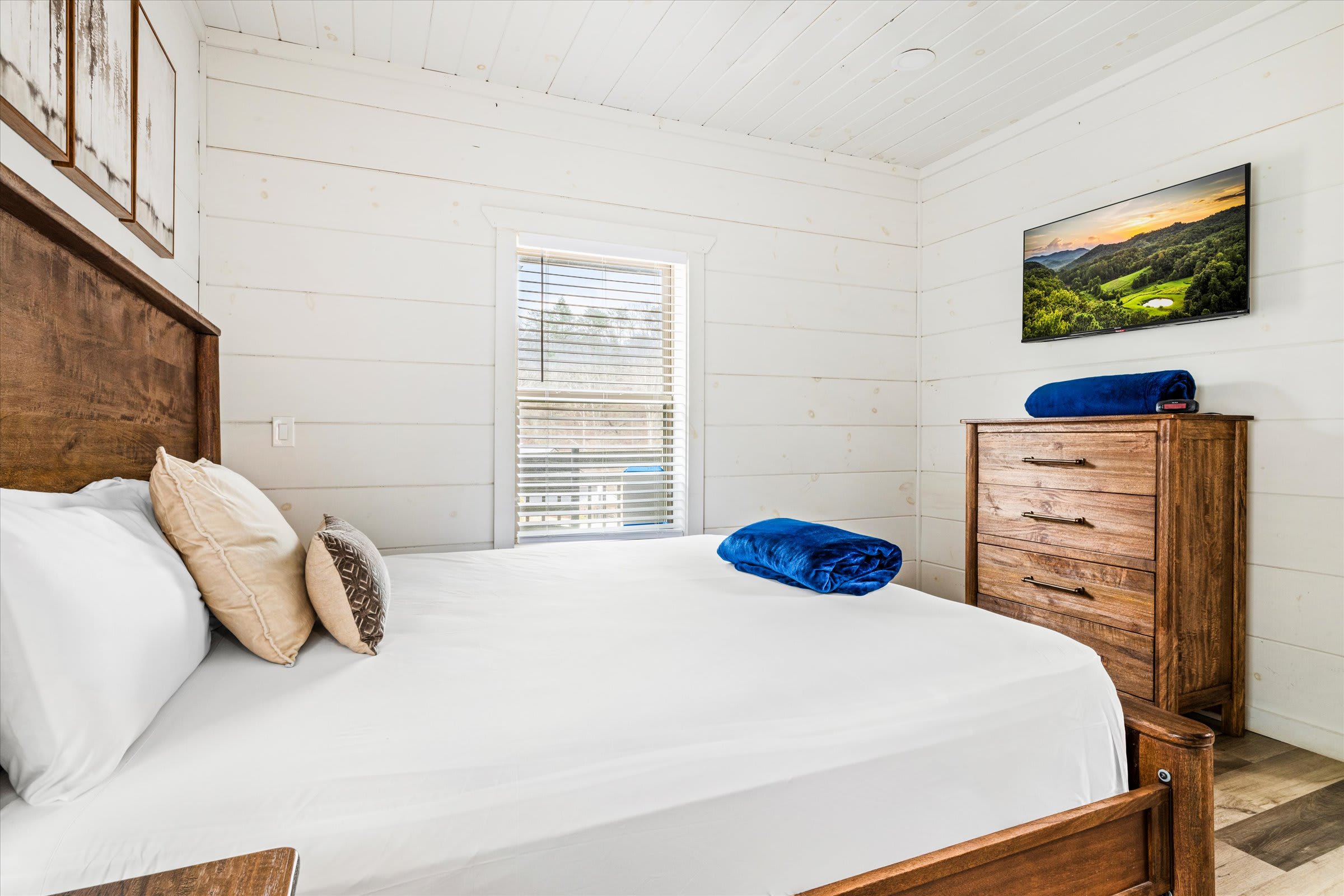 Serene cabin w/ pool, hot tub & game room