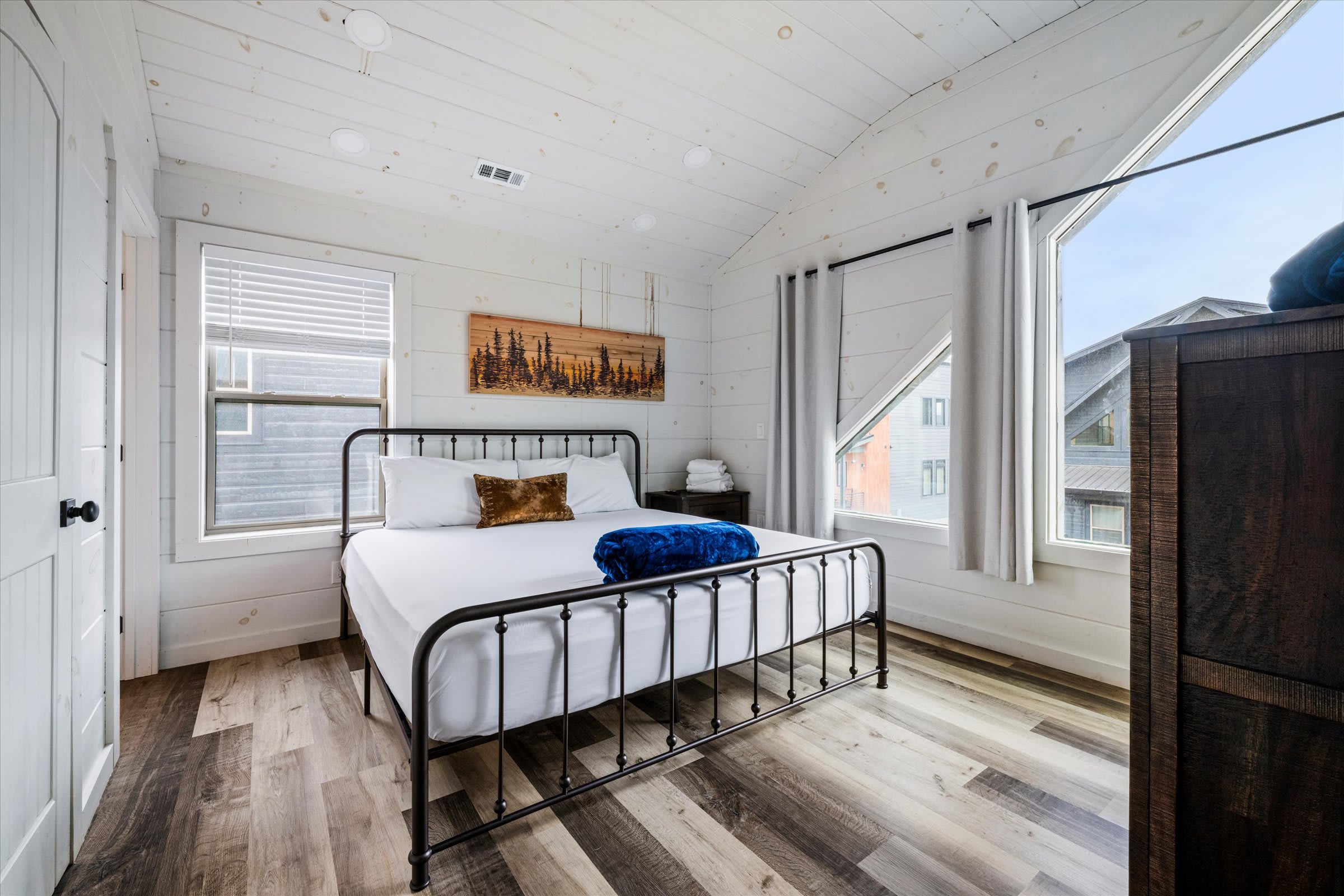 Serene cabin w/ pool, hot tub & game room