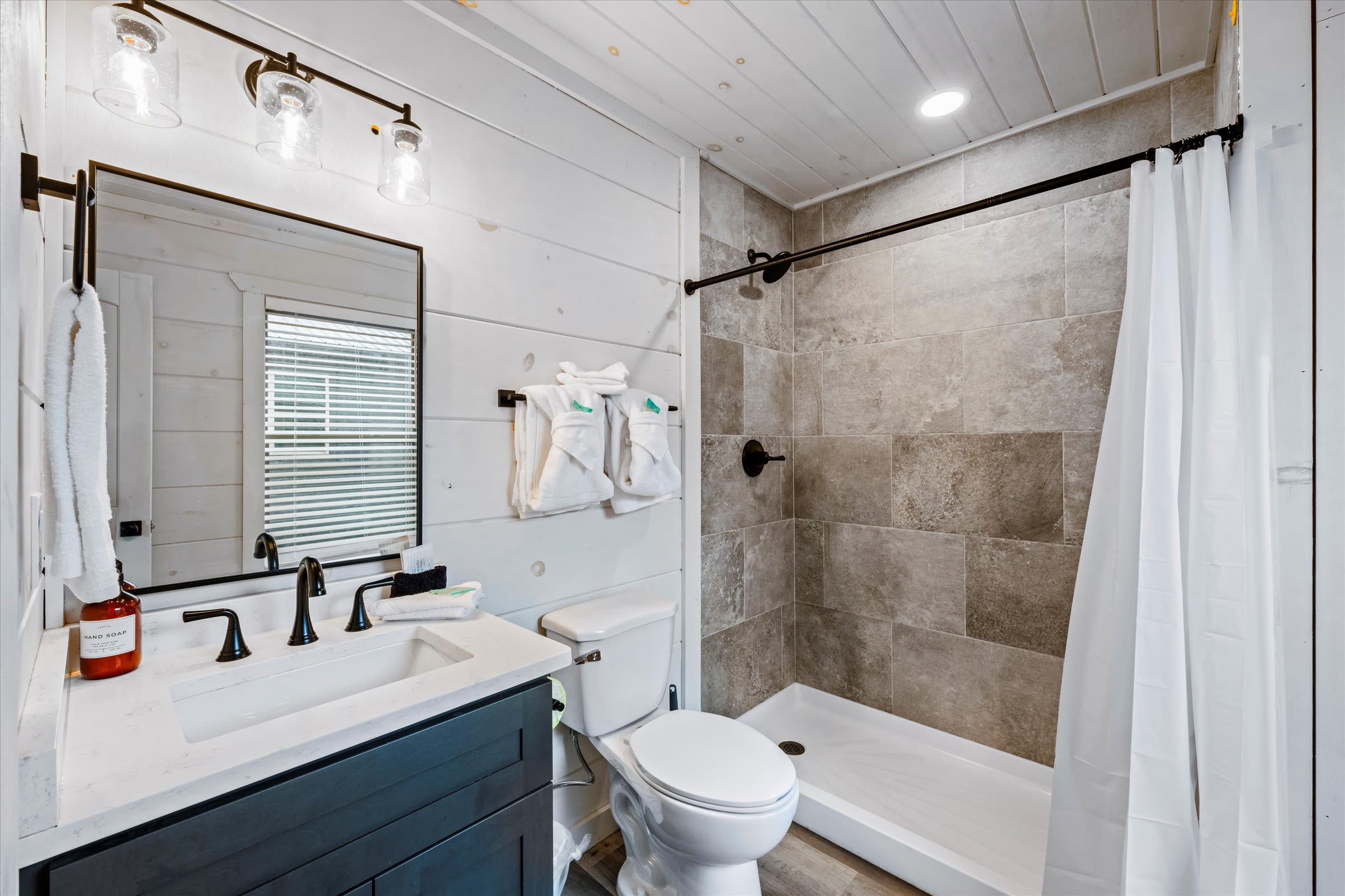 Serene cabin w/ pool, hot tub & game room