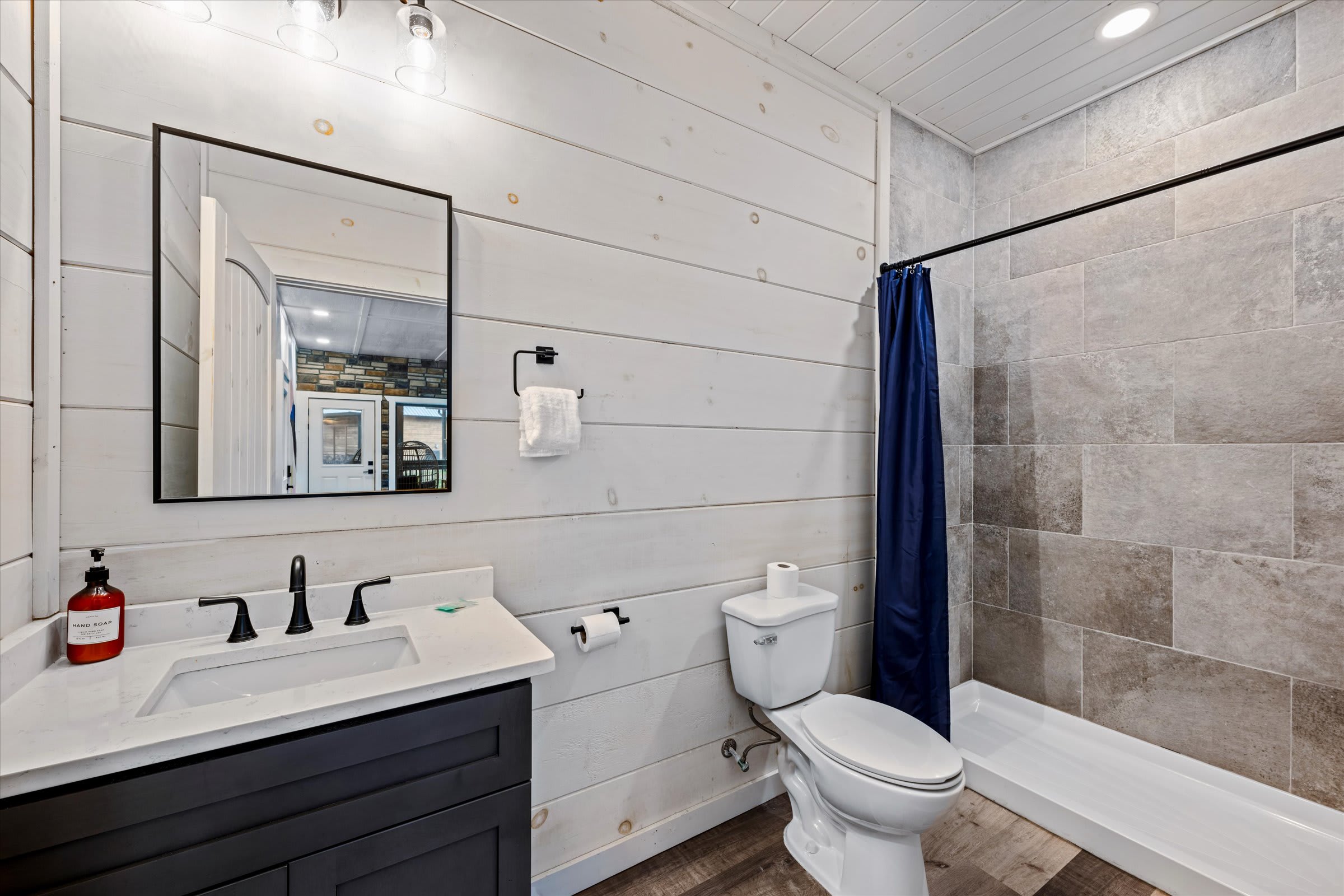 Serene cabin w/ pool, hot tub & game room