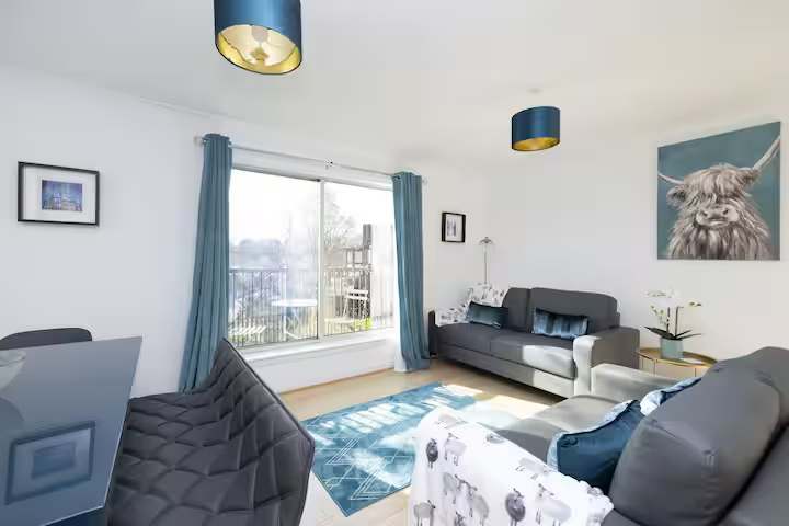 Bright 3 Bed Apt overlooking River, SEC & Hydro