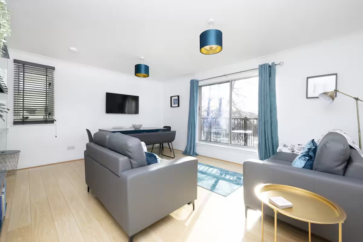 Bright 3 Bed Apt overlooking River, SEC & Hydro