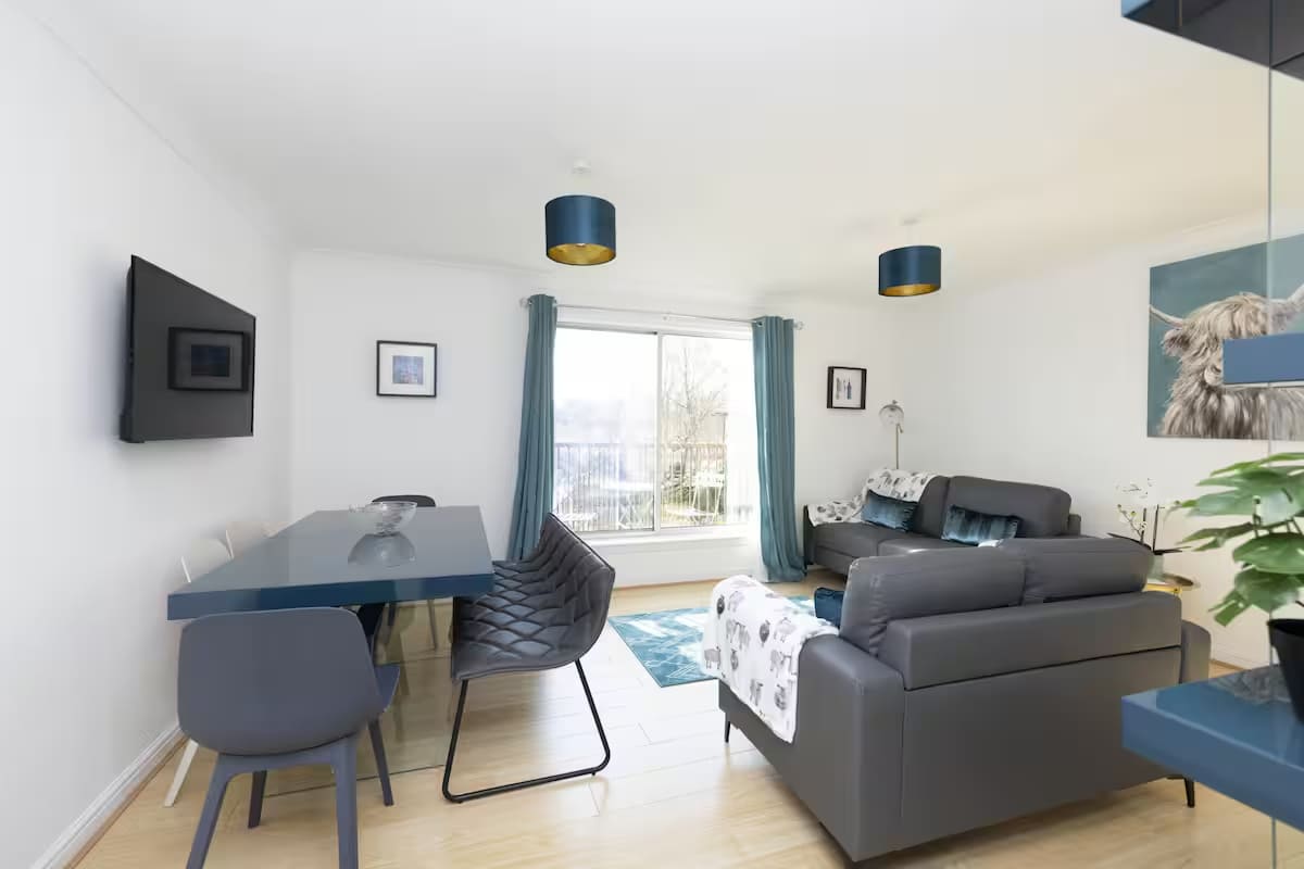Bright 3 Bed Apt overlooking River, SEC & Hydro