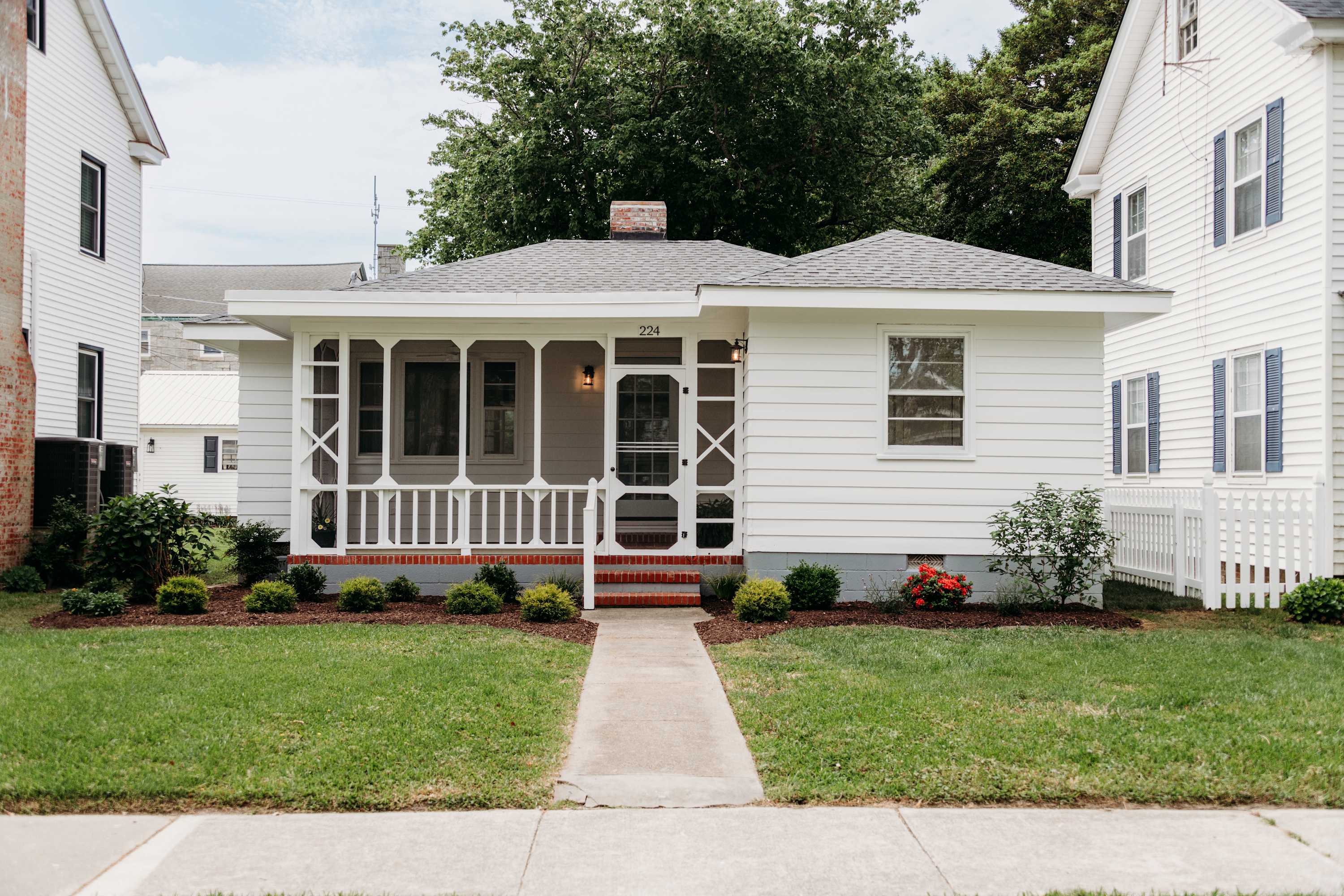 Coastal Getaway Steps from Beach | Queen’s Cottage