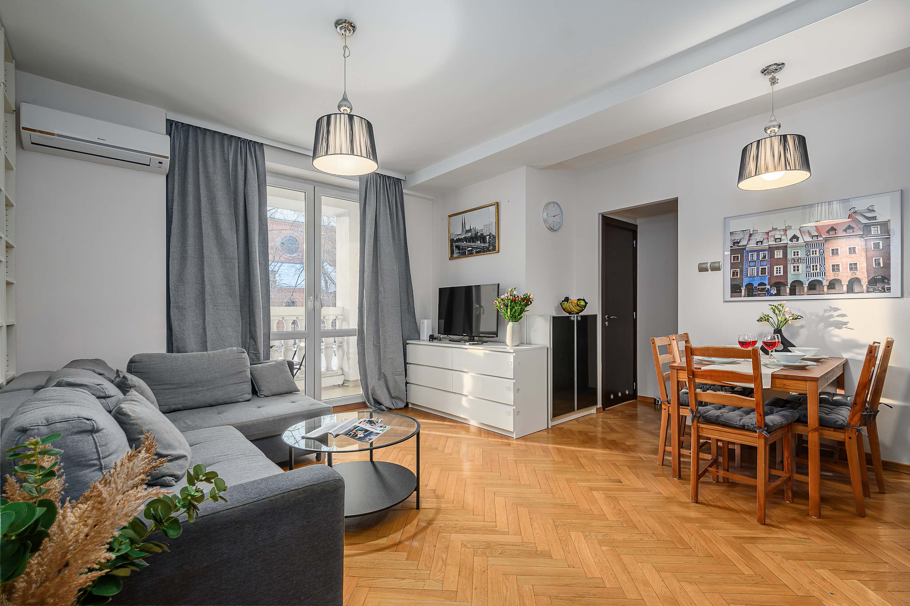 Lumina airy apartment with balcony