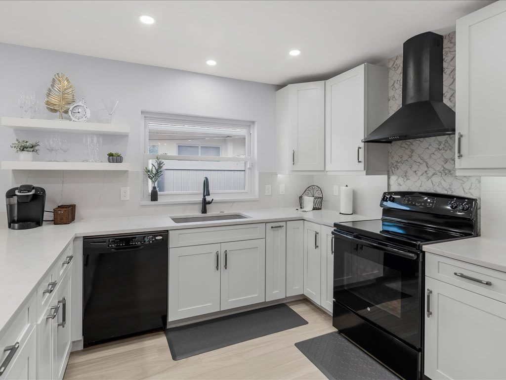 Walk to Beach Family Pool Home in Naples | Photo 5