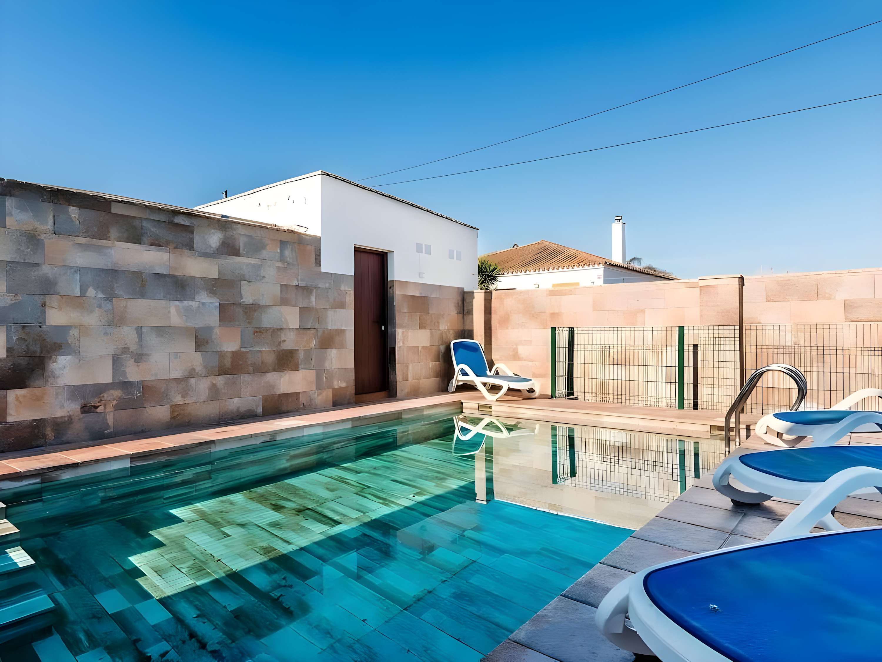 Encantador Chalet con Piscina y Jardín Privado junto a las Playas de Conil - image 2