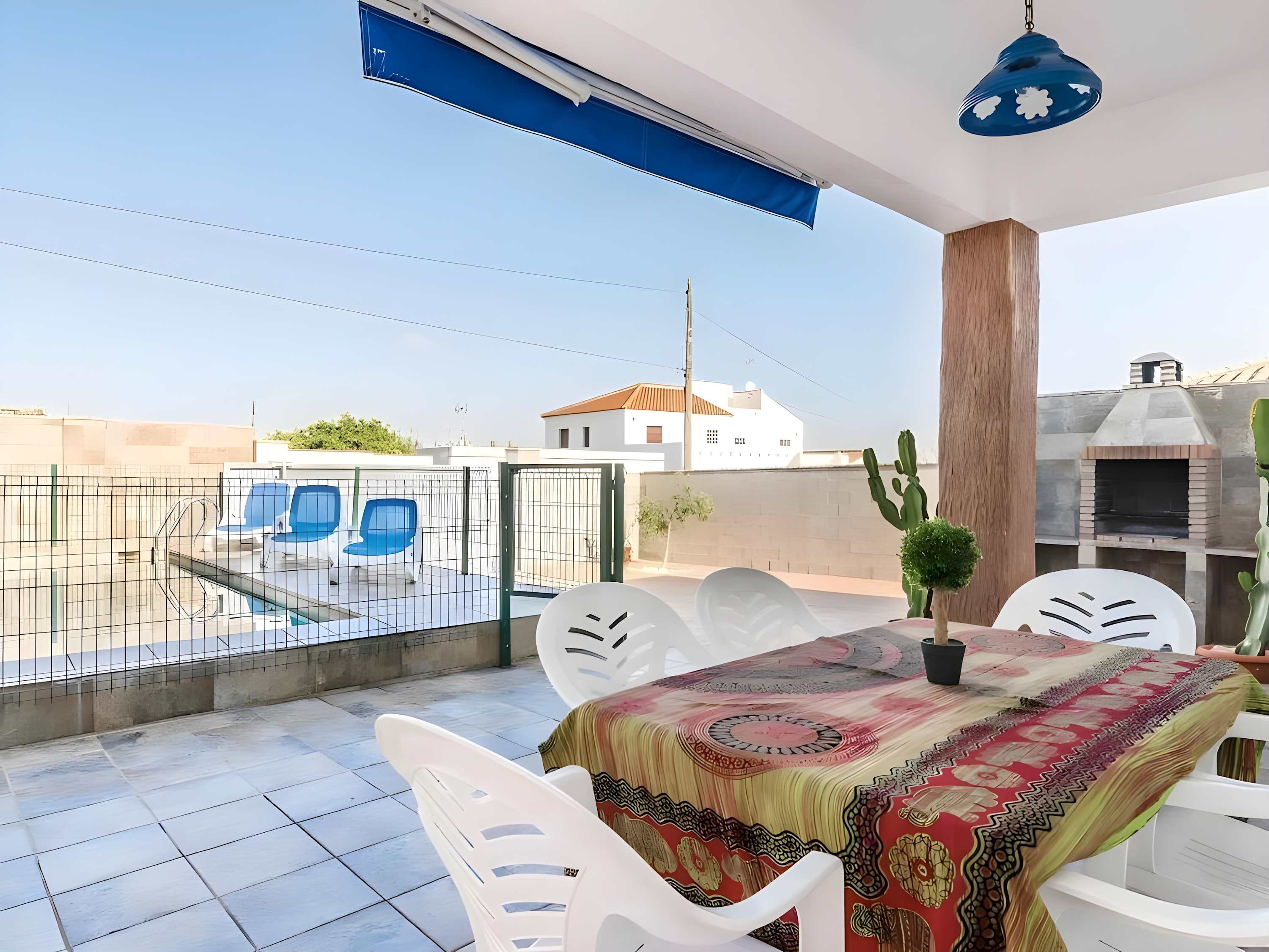 Encantador Chalet con Piscina y Jardín Privado junto a las Playas de Conil - image 3