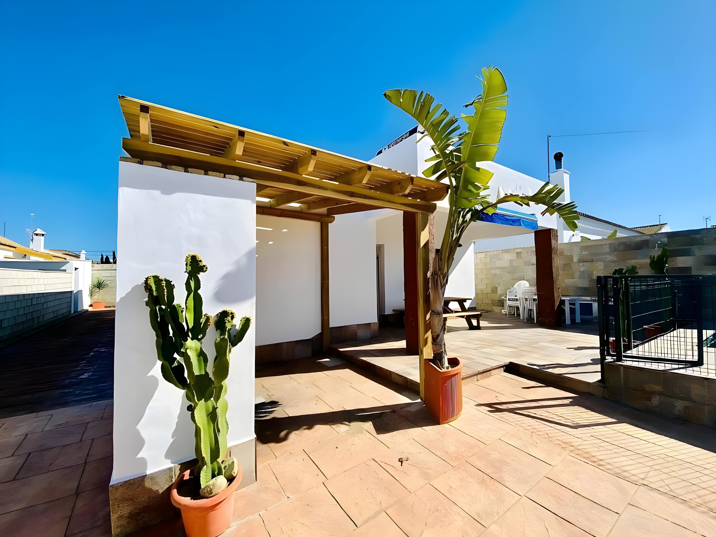 Encantador Chalet con Piscina y Jardín Privado junto a las Playas de Conil - image 7