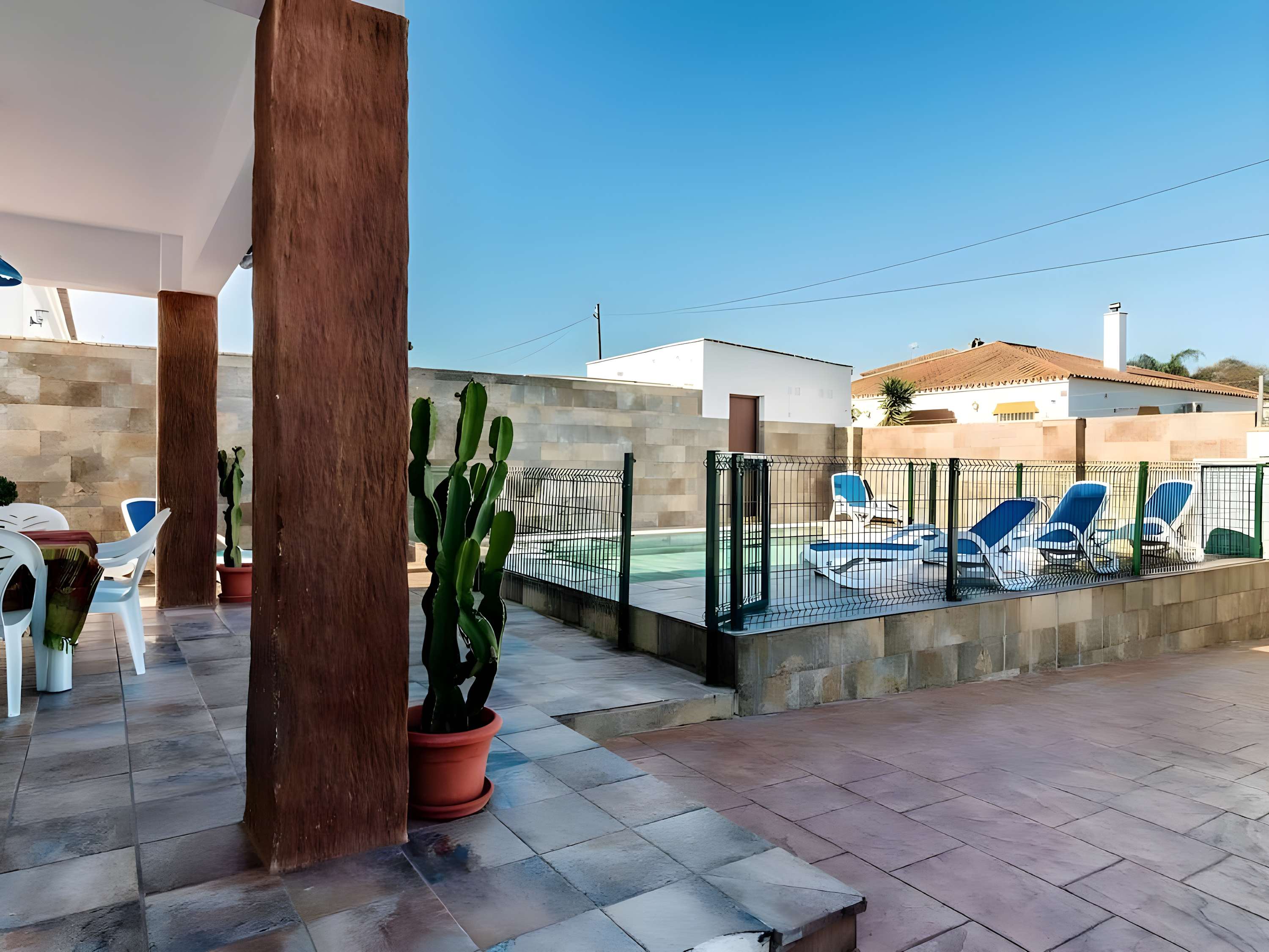 Encantador Chalet con Piscina y Jardín Privado junto a las Playas de Conil - image 1