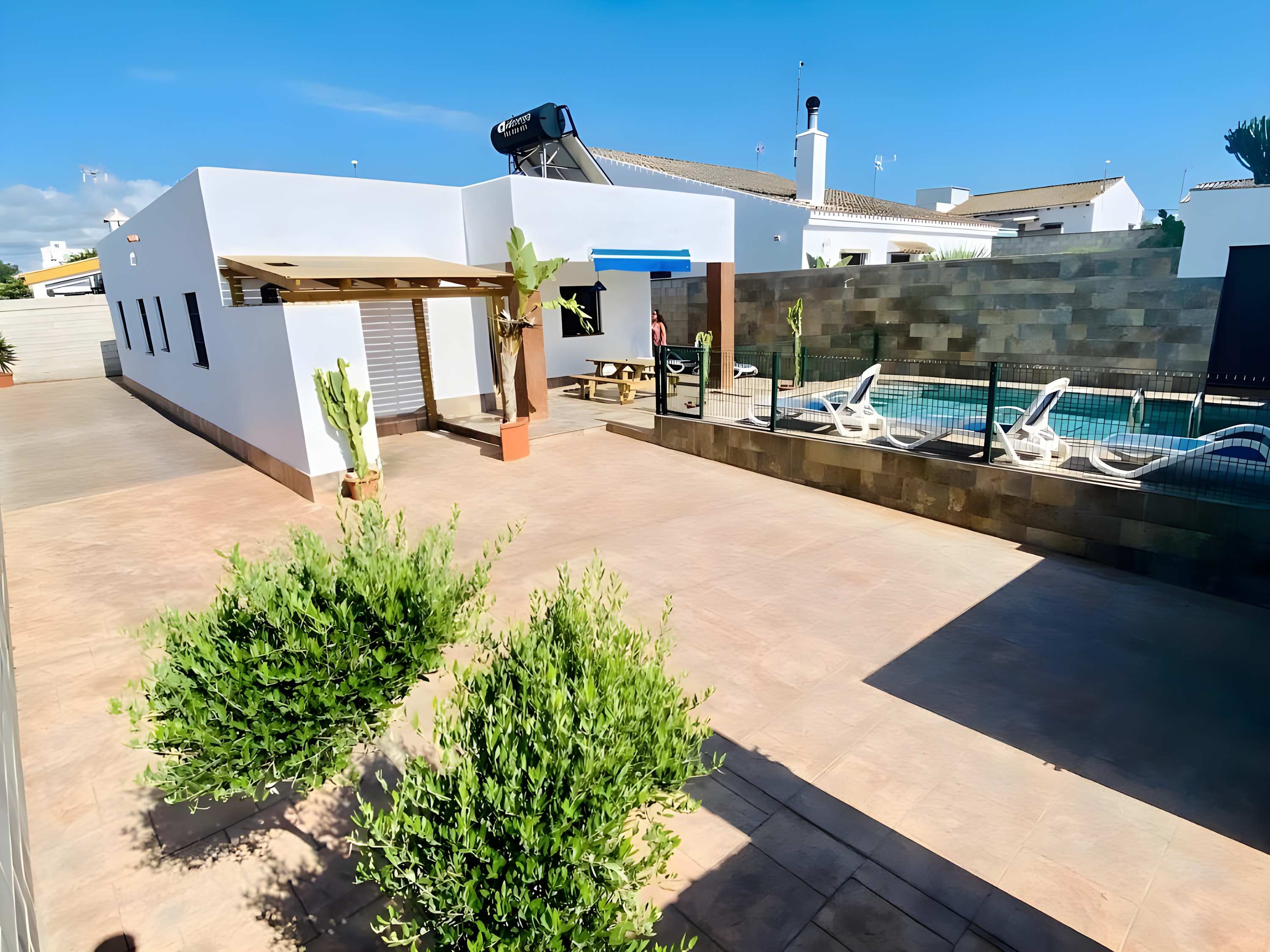 Encantador Chalet con Piscina y Jardín Privado junto a las Playas de Conil - image 9