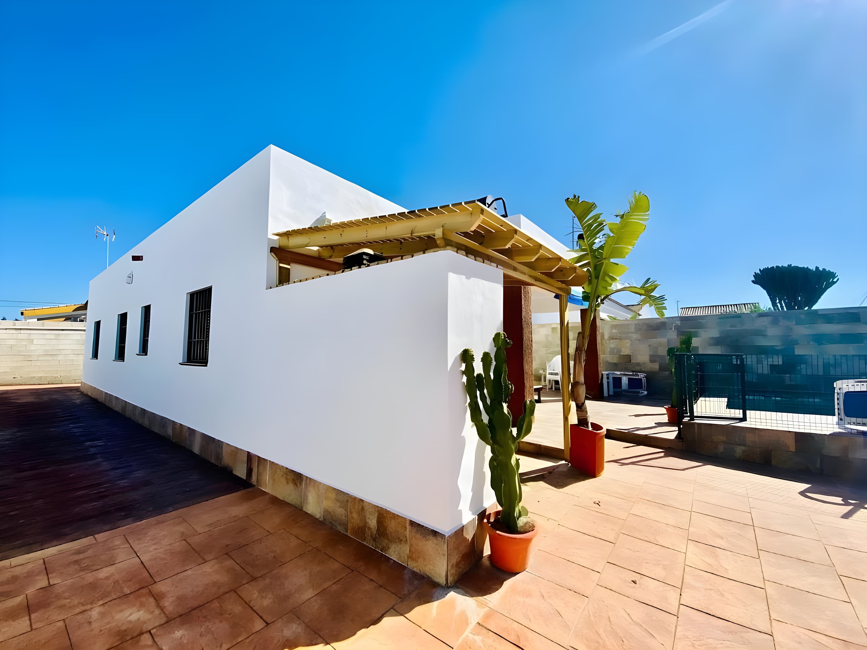 Encantador Chalet con Piscina y Jardín Privado junto a las Playas de Conil - image 8