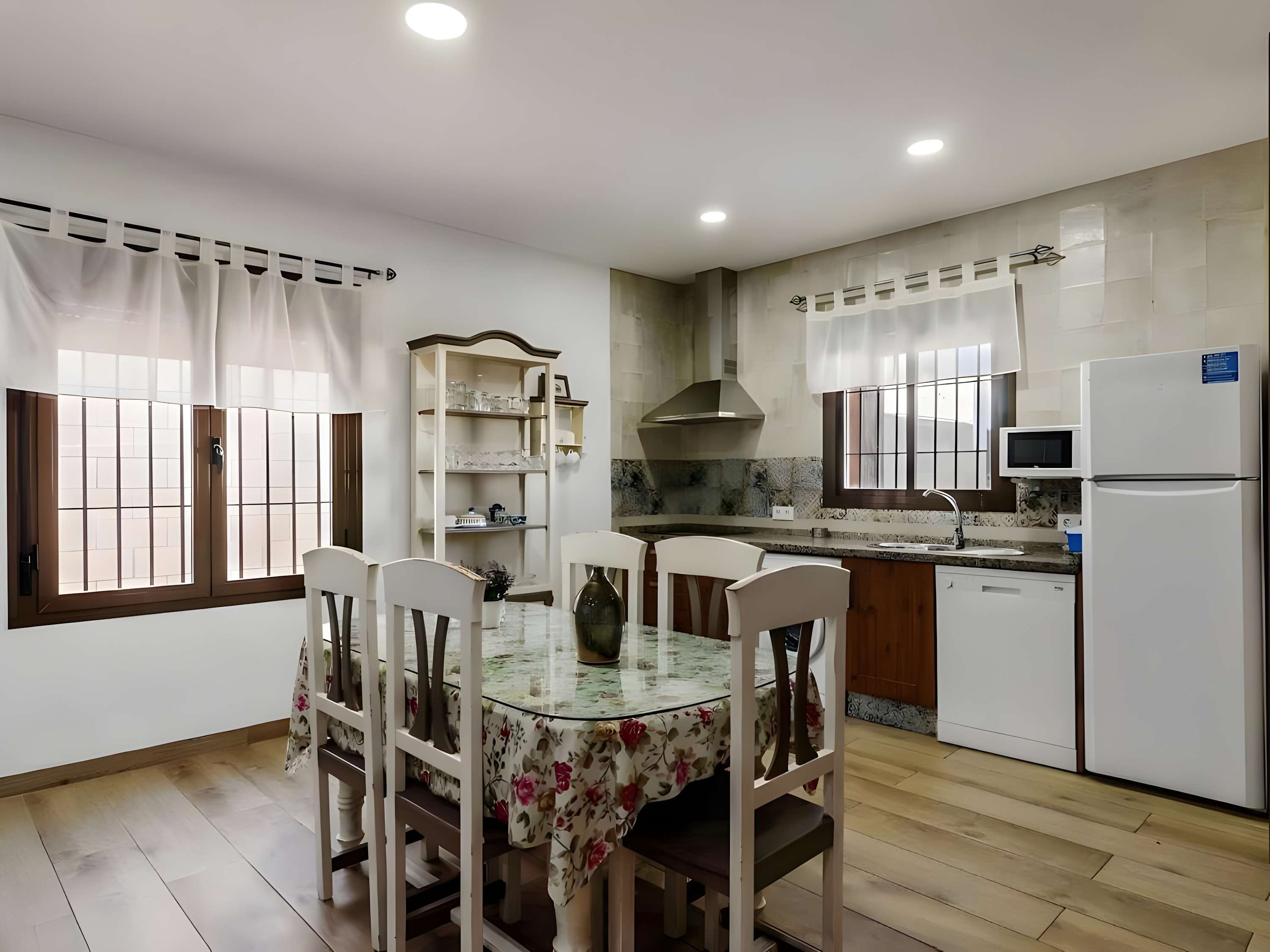 Encantador Chalet con Piscina y Jardín Privado junto a las Playas de Conil - image 16