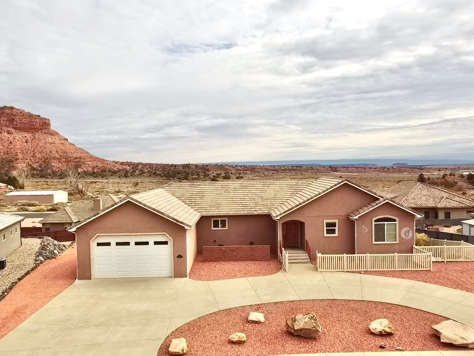 Kanab Family Retreat near Zion, Bryce and the Grand Canyon! Theater & Hot Tub! — Kanab, UT — vacation rental