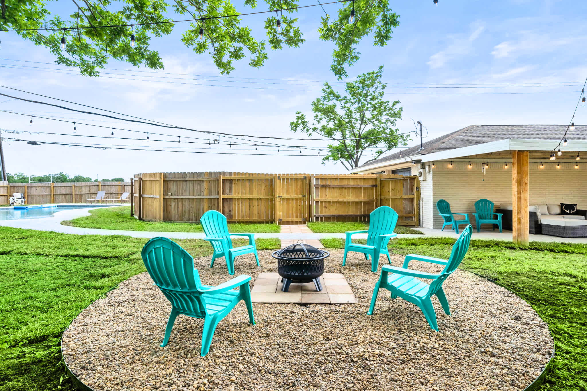 Poolside Paradise: Arcade & Firepit Fun