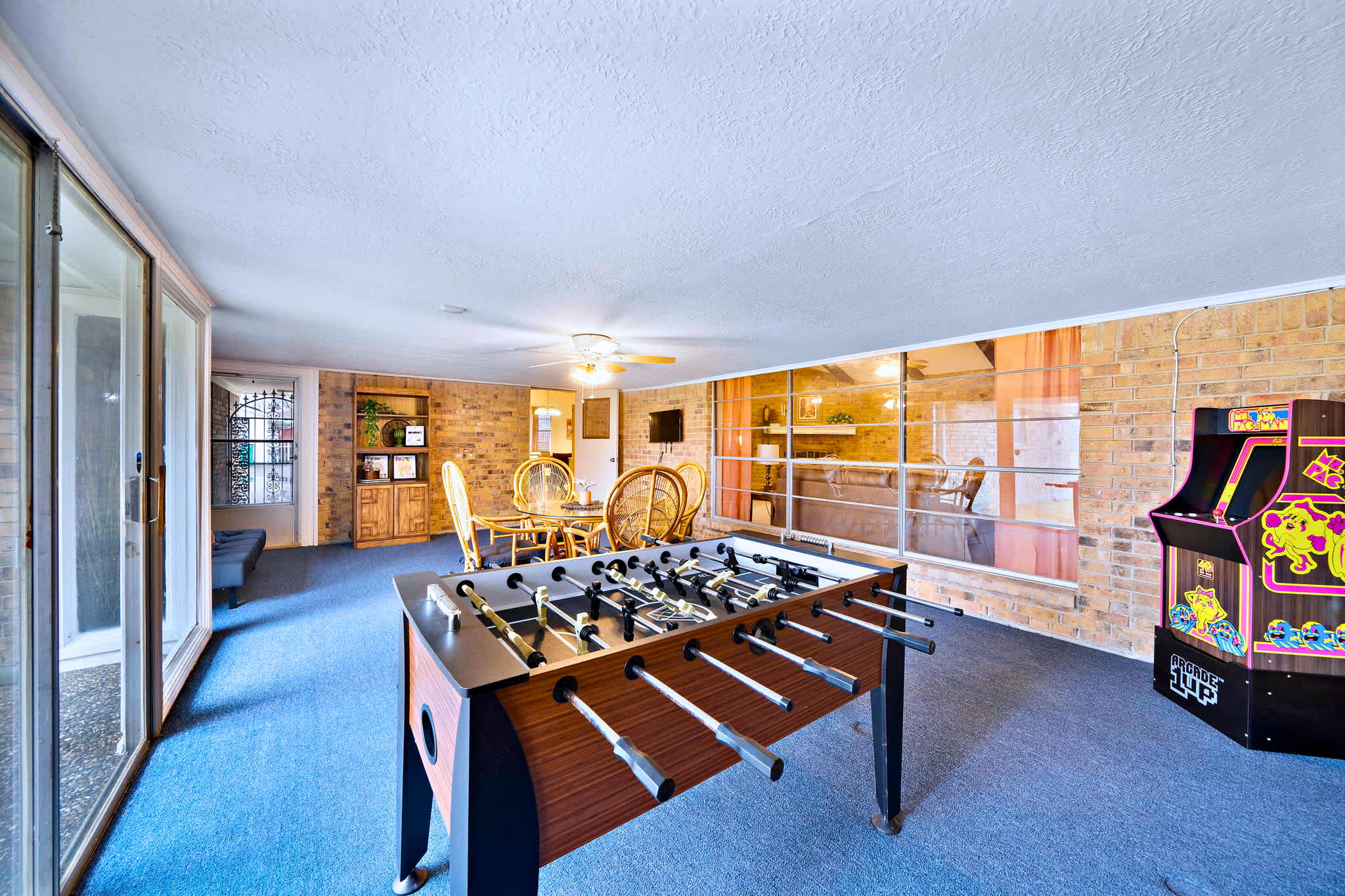 Retro Arcade Cabin, Sunroom & Views
