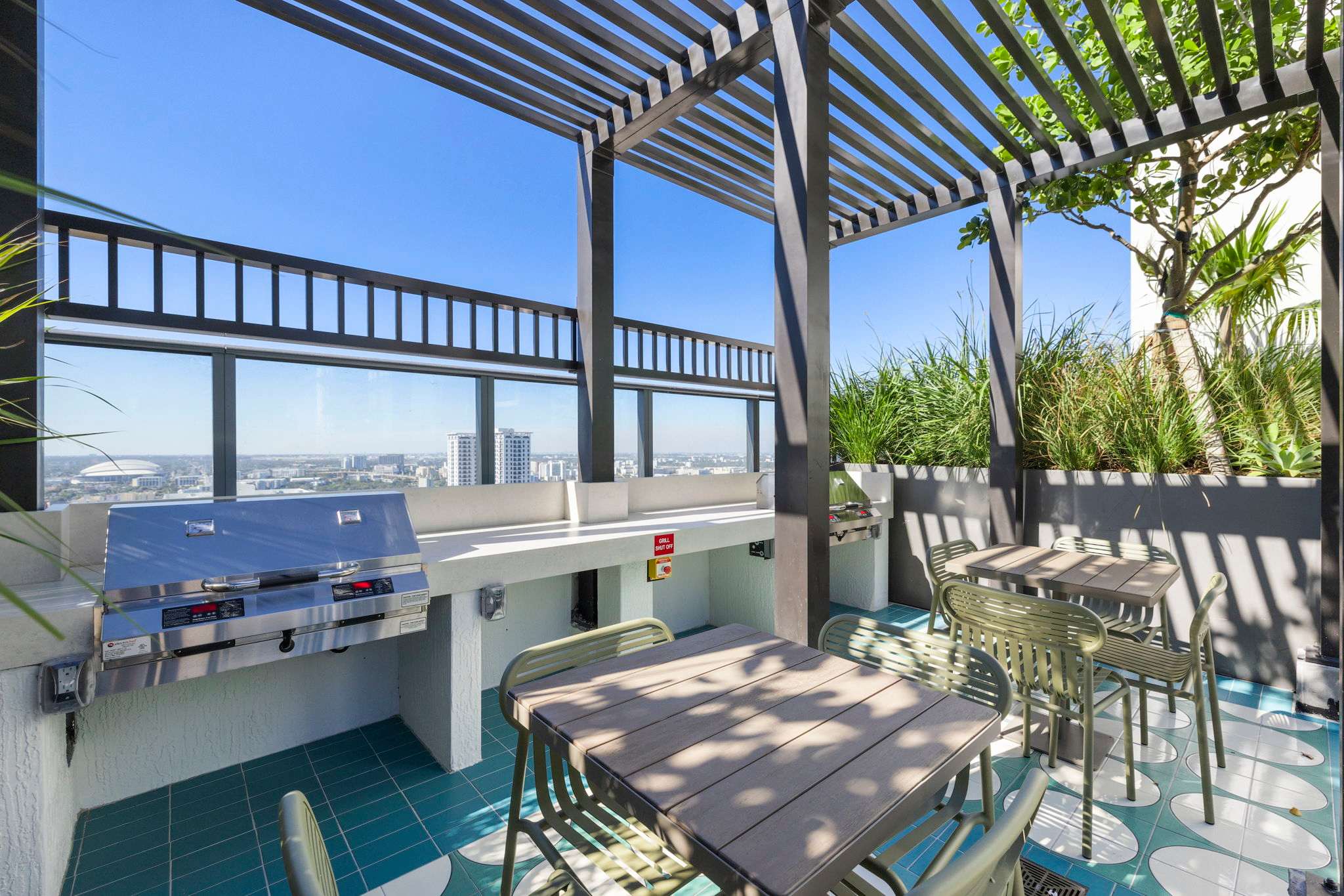 Near Bayside W Rooftop Pool & Gym