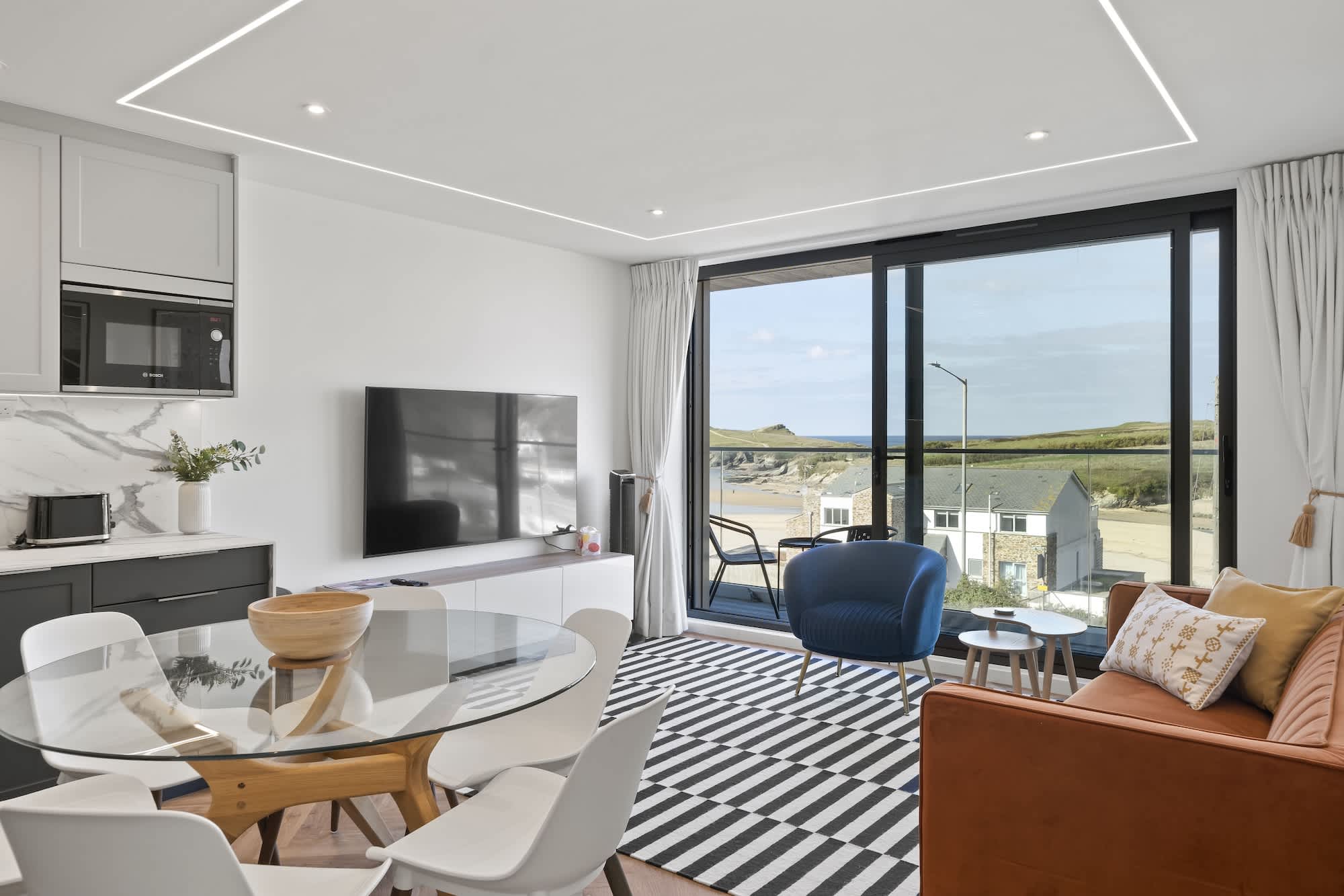 Luxurious Apartment, Balcony & Sea Views, Parking