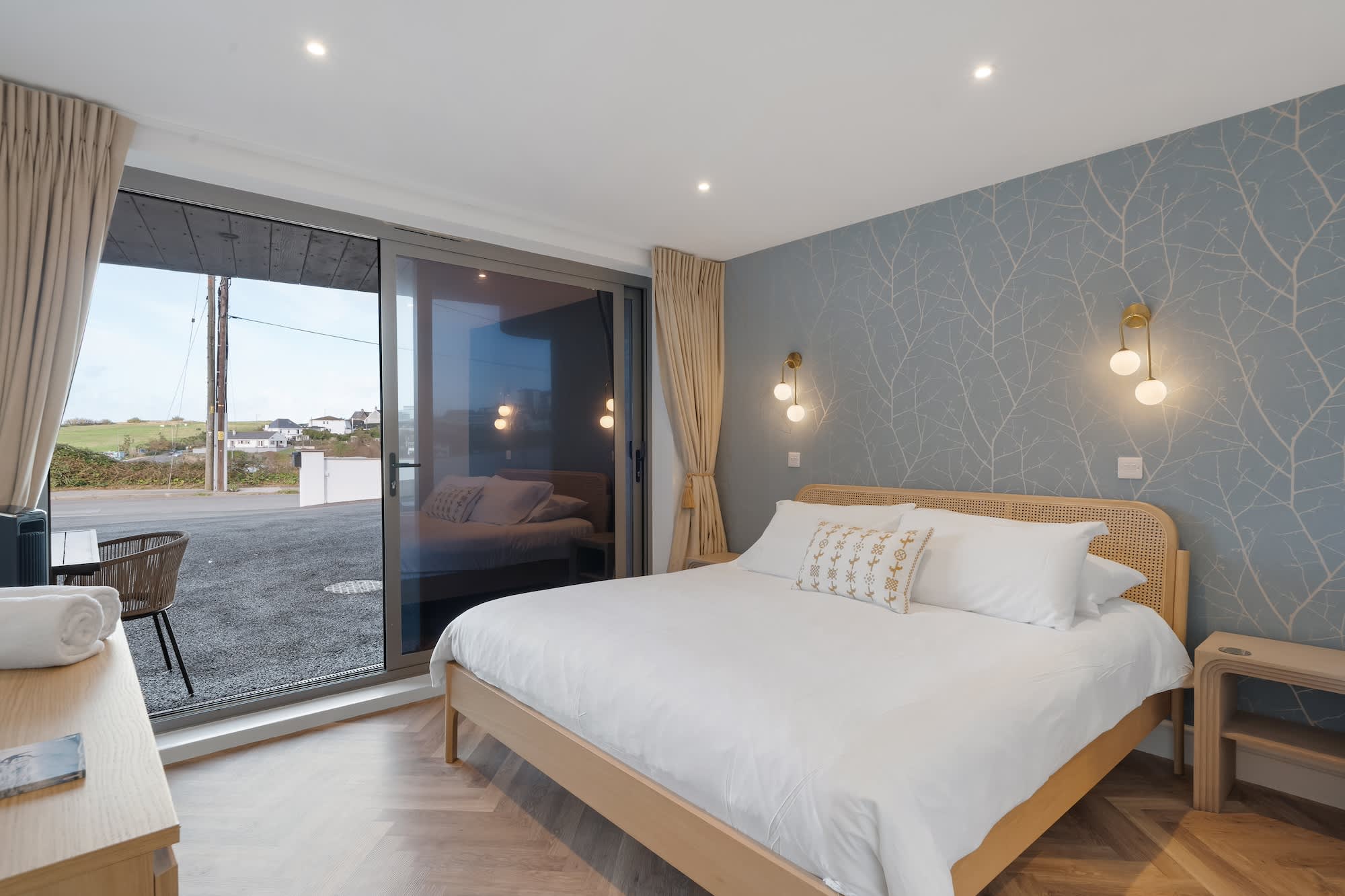 Modern Groundfloor Apartment with Private Parking