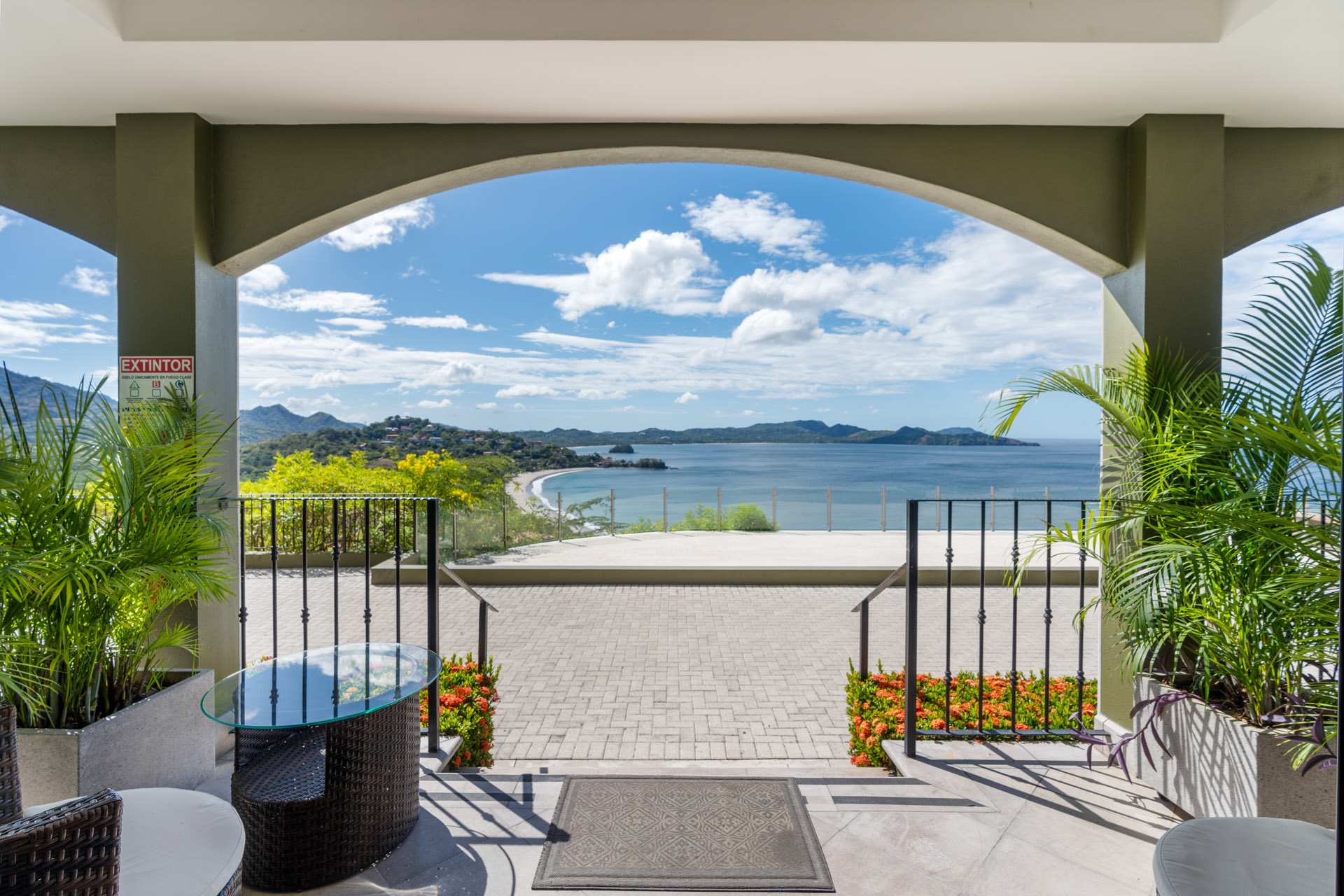 Luxury Condo with Panoramic Ocean Views, Sparkling Infinity Pool, and Modern Open-Concept Design β Playa Flamingo, Provincia de Guanacaste β vacation rental