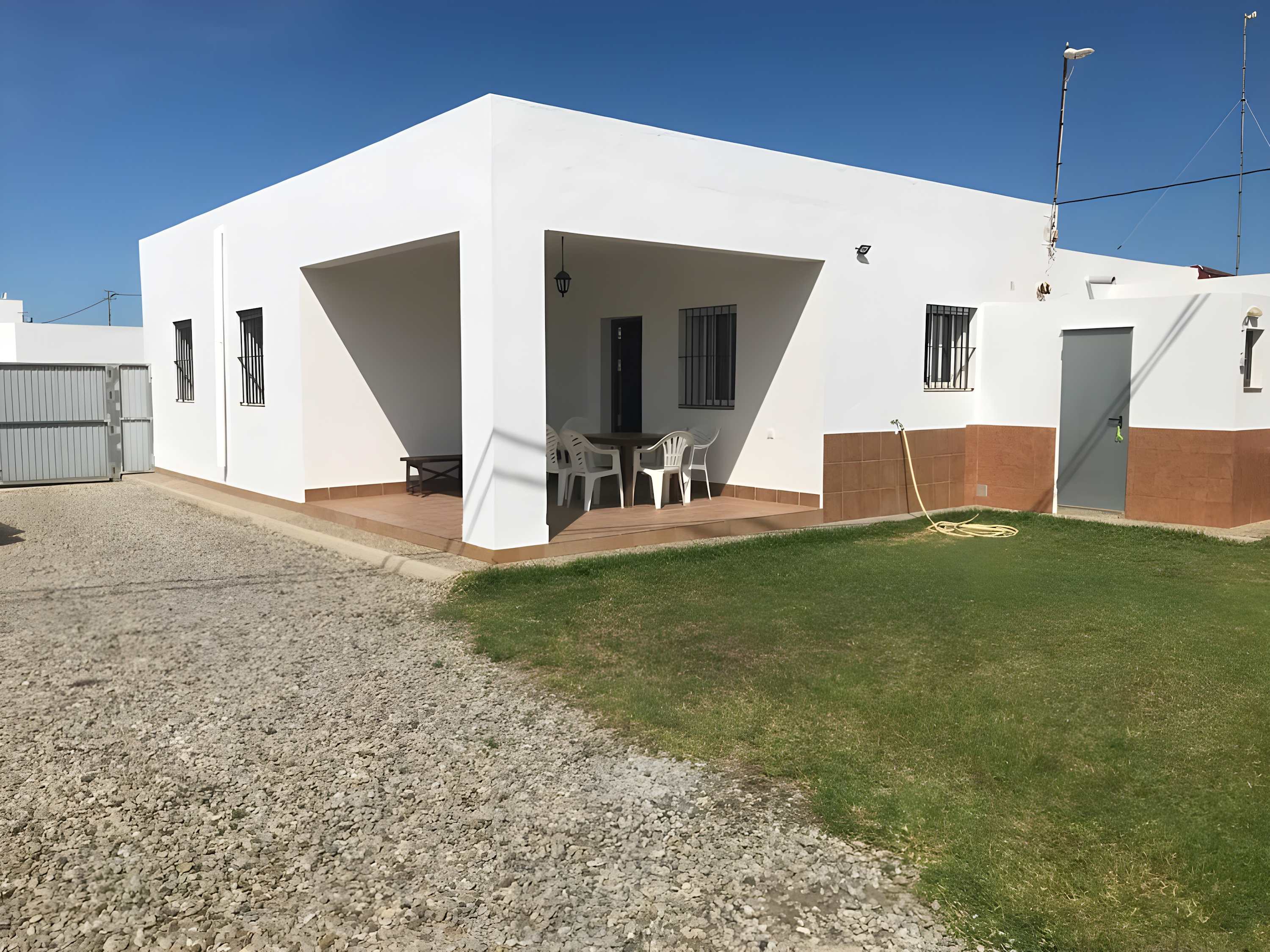 Chalet con Terraza y Barbacoa a 3 min de la Playa El Palmar - image 2