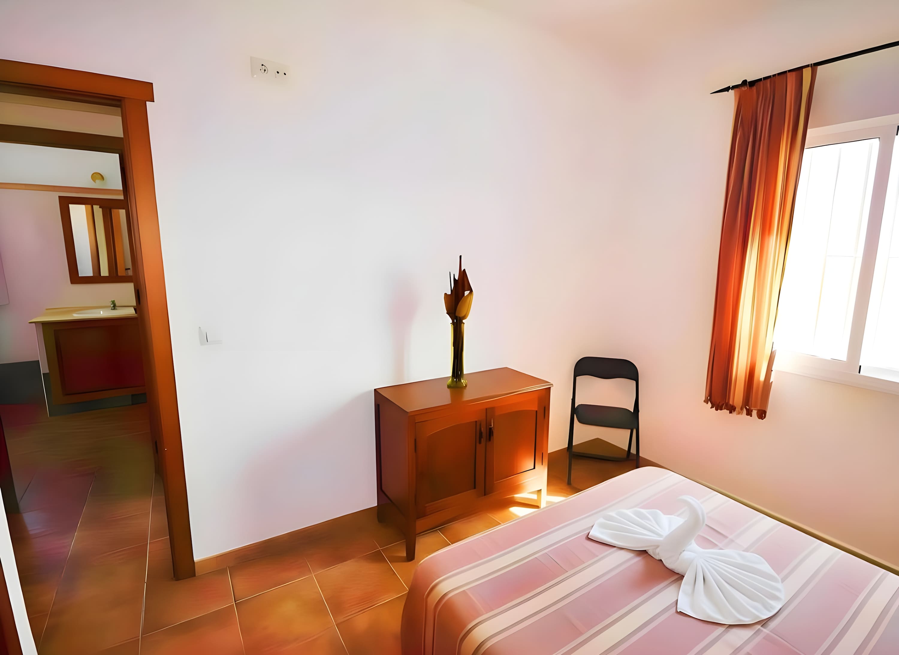 Chalet con Terraza y Barbacoa a 3 min de la Playa El Palmar - image 3