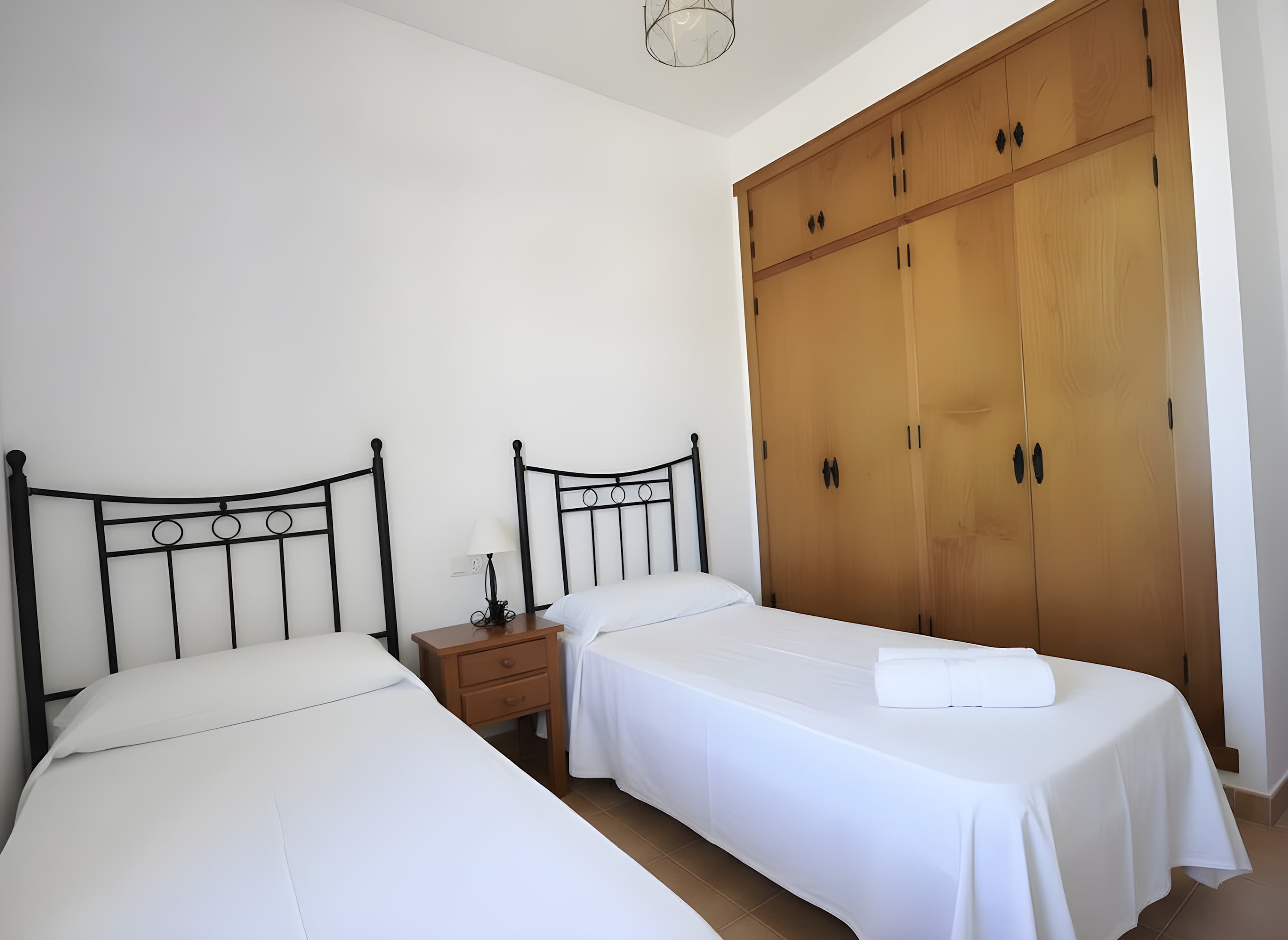 Chalet con Terraza y Barbacoa a 3 min de la Playa El Palmar - image 8