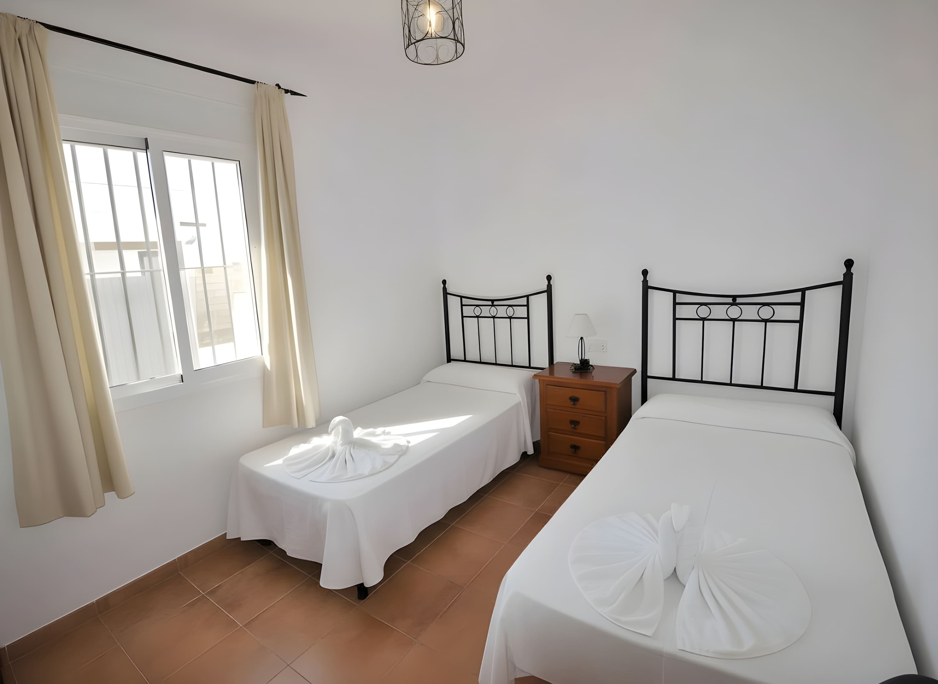 Chalet con Terraza y Barbacoa a 3 min de la Playa El Palmar - image 9