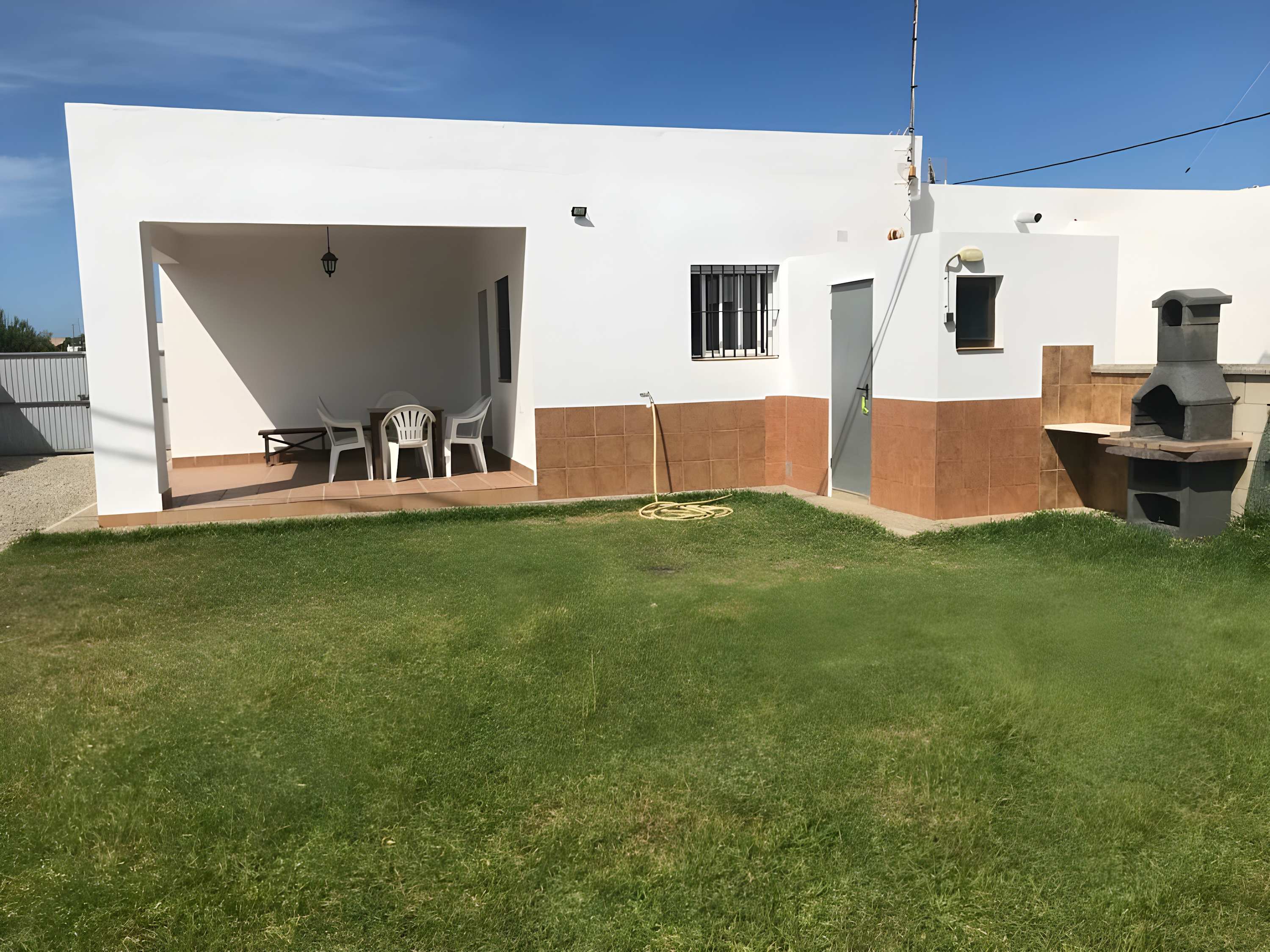 Chalet con Terraza y Barbacoa a 3 min de la Playa El Palmar - image 11