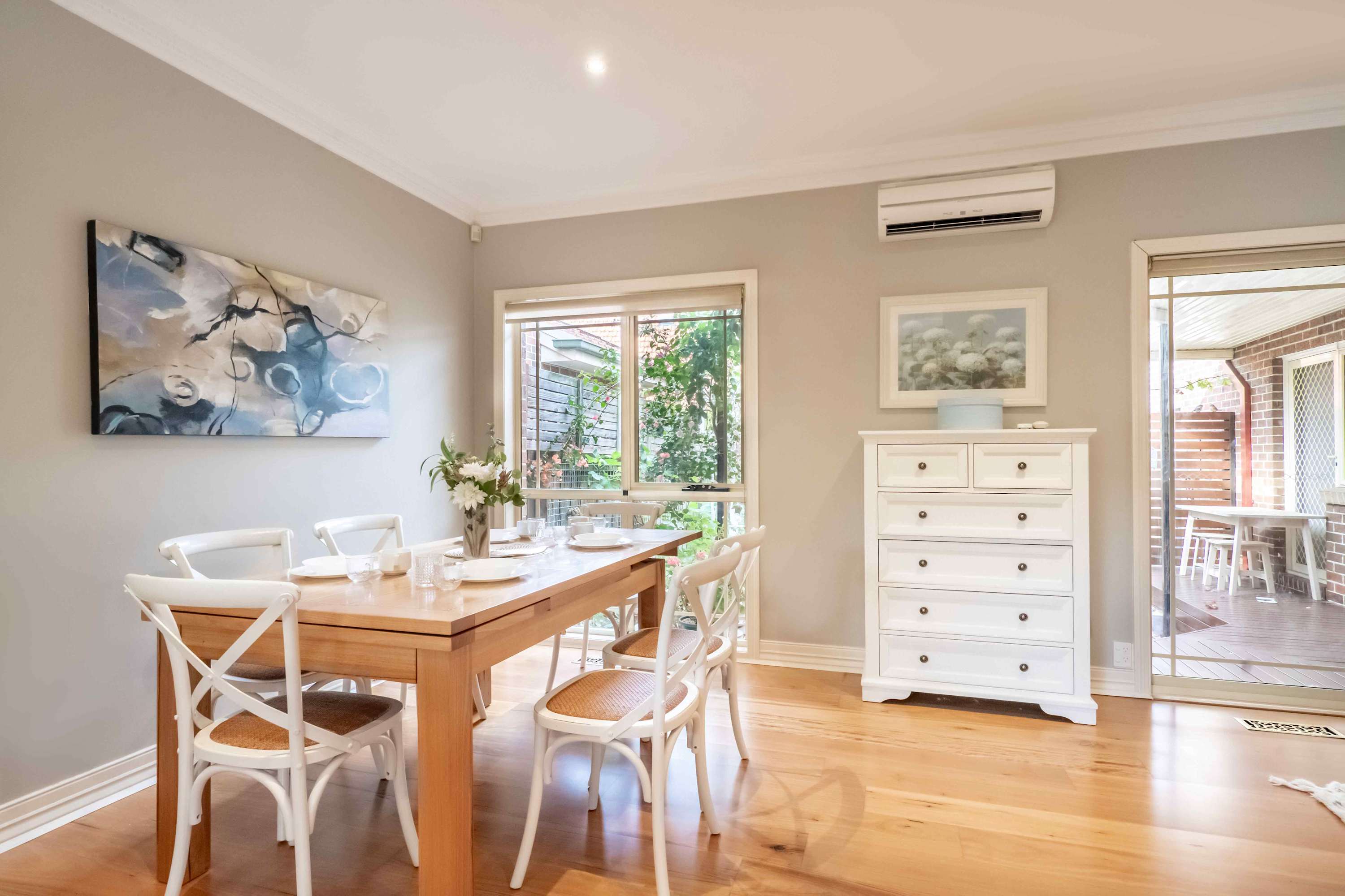 Willow Place Modern 4BR Oasis in Heart of Glen Waverley