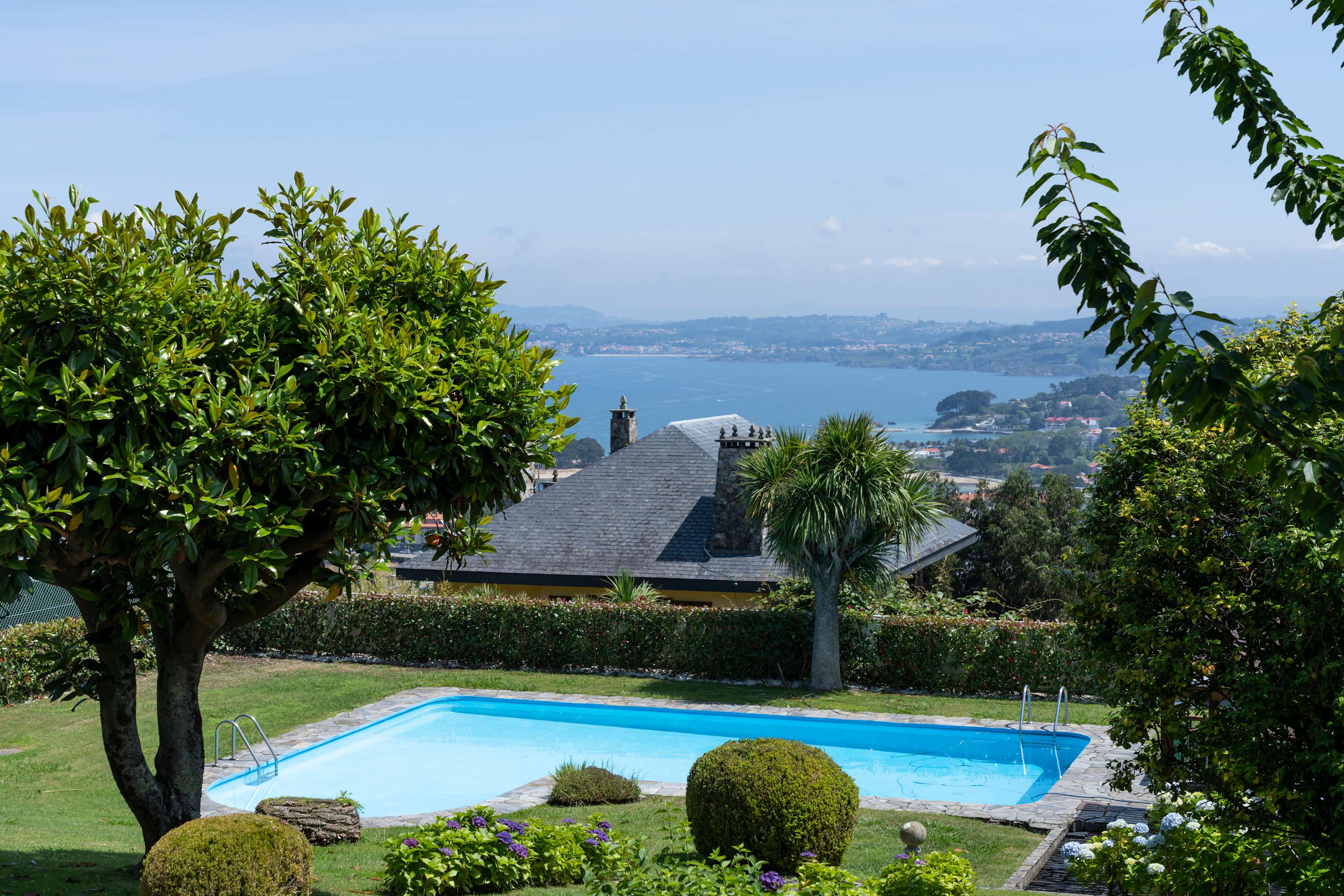  con piscina y vistas al mar