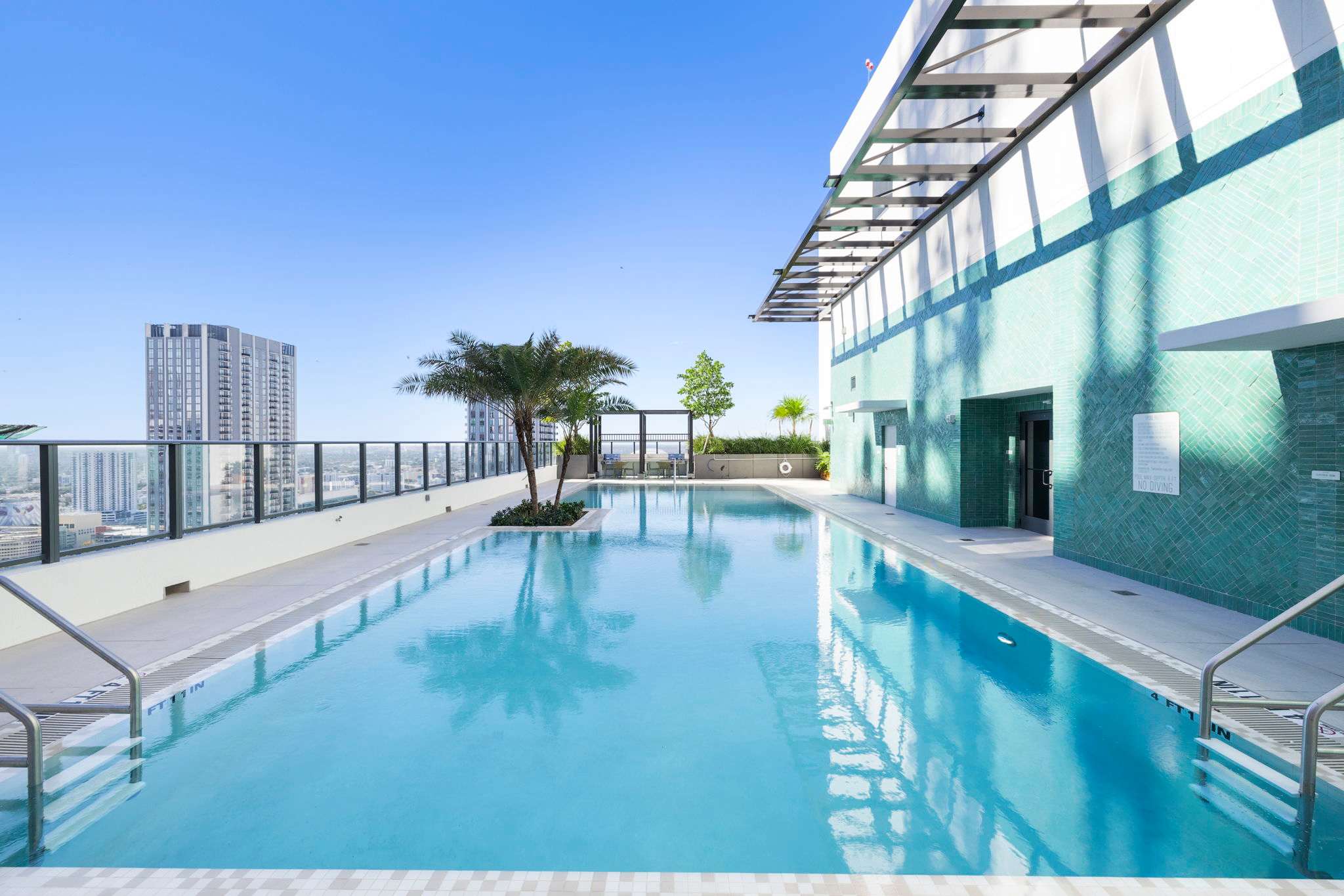 1BR Condo: Rooftop Pool, Gym. Near Bay Front Park