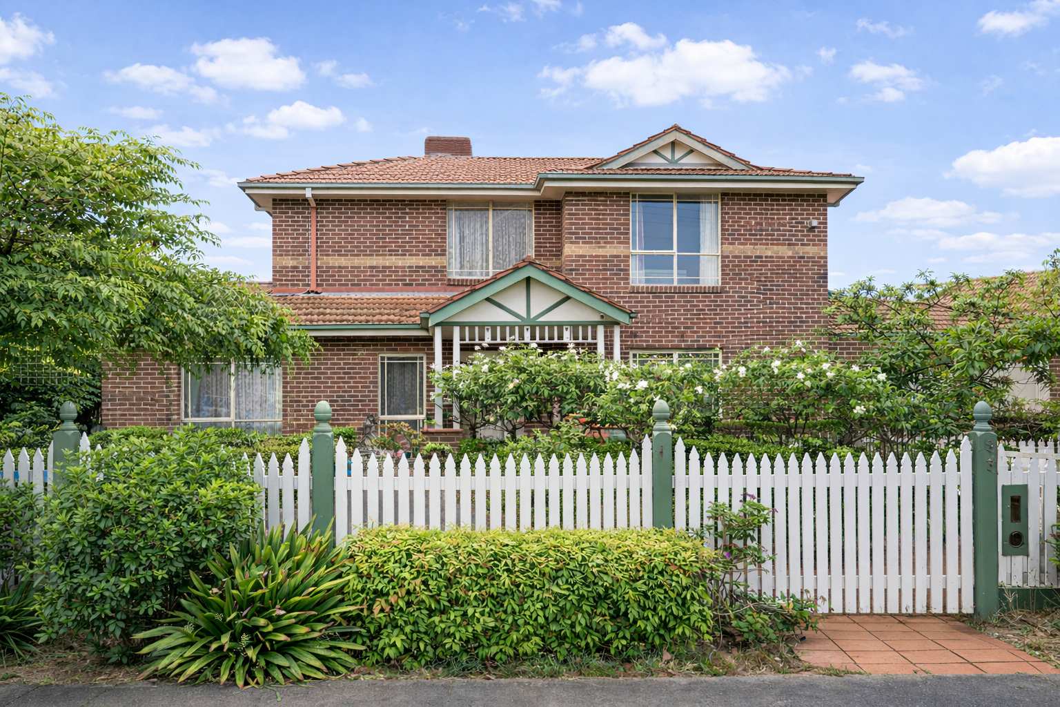 Willow Place Modern 4BR Oasis in Heart of Glen Waverley