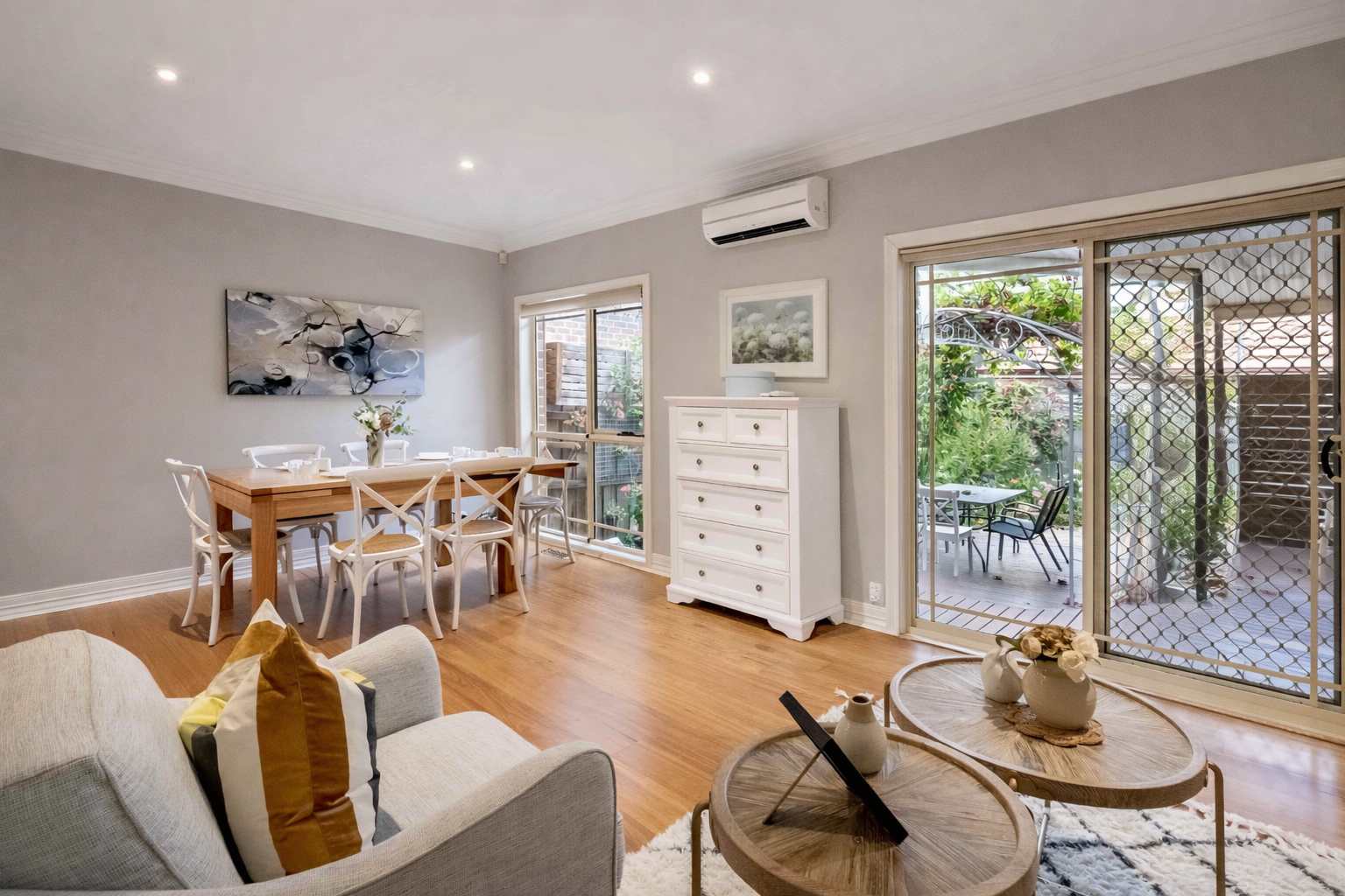 Willow Place Modern 4BR Oasis in Heart of Glen Waverley