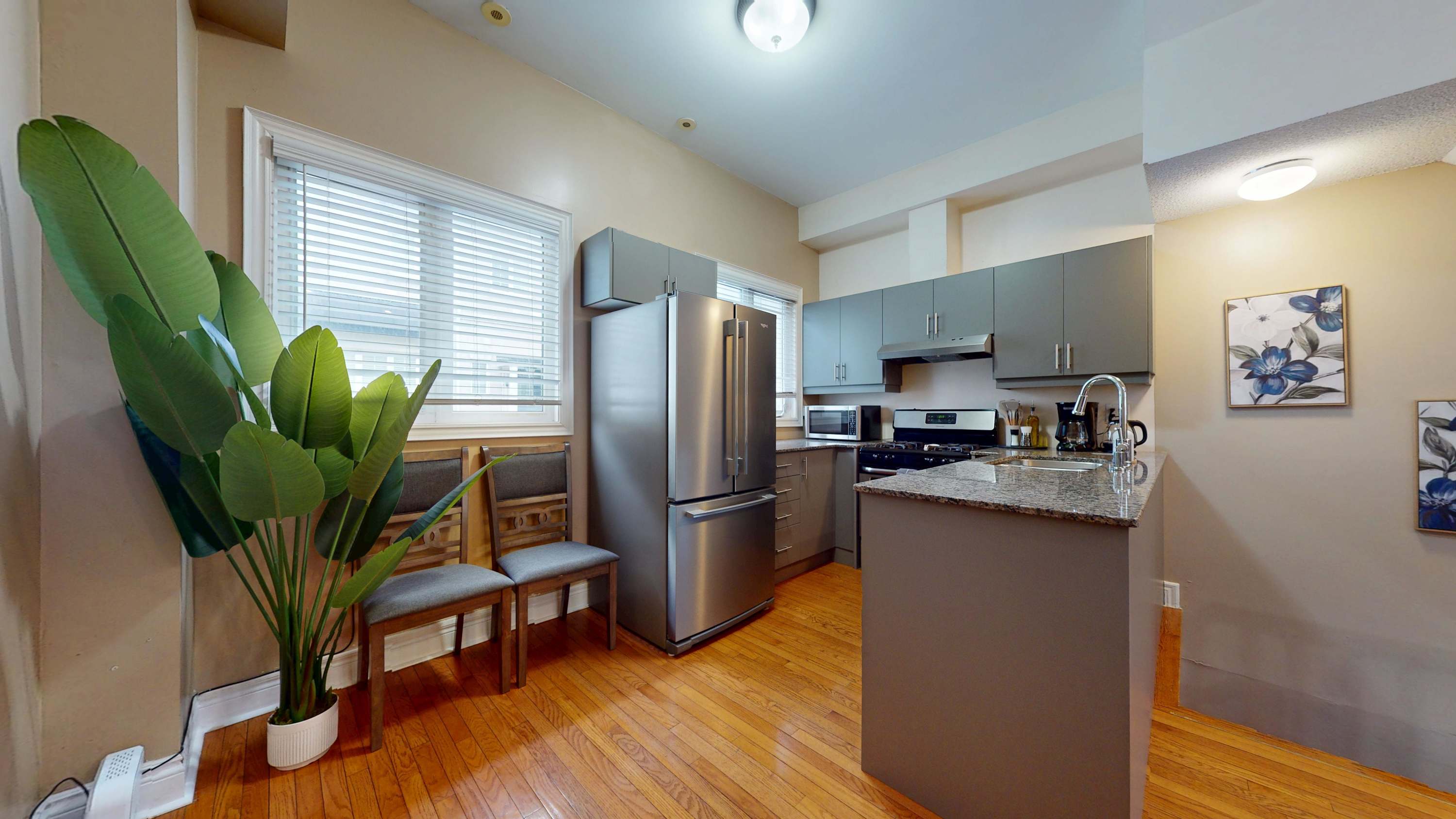 Fully Equipped Modern Kitchen - Cook with ease in a sleek kitchen featuring granite countertops, stainless-steel appliances, and all the essentials for home-cooked meals.