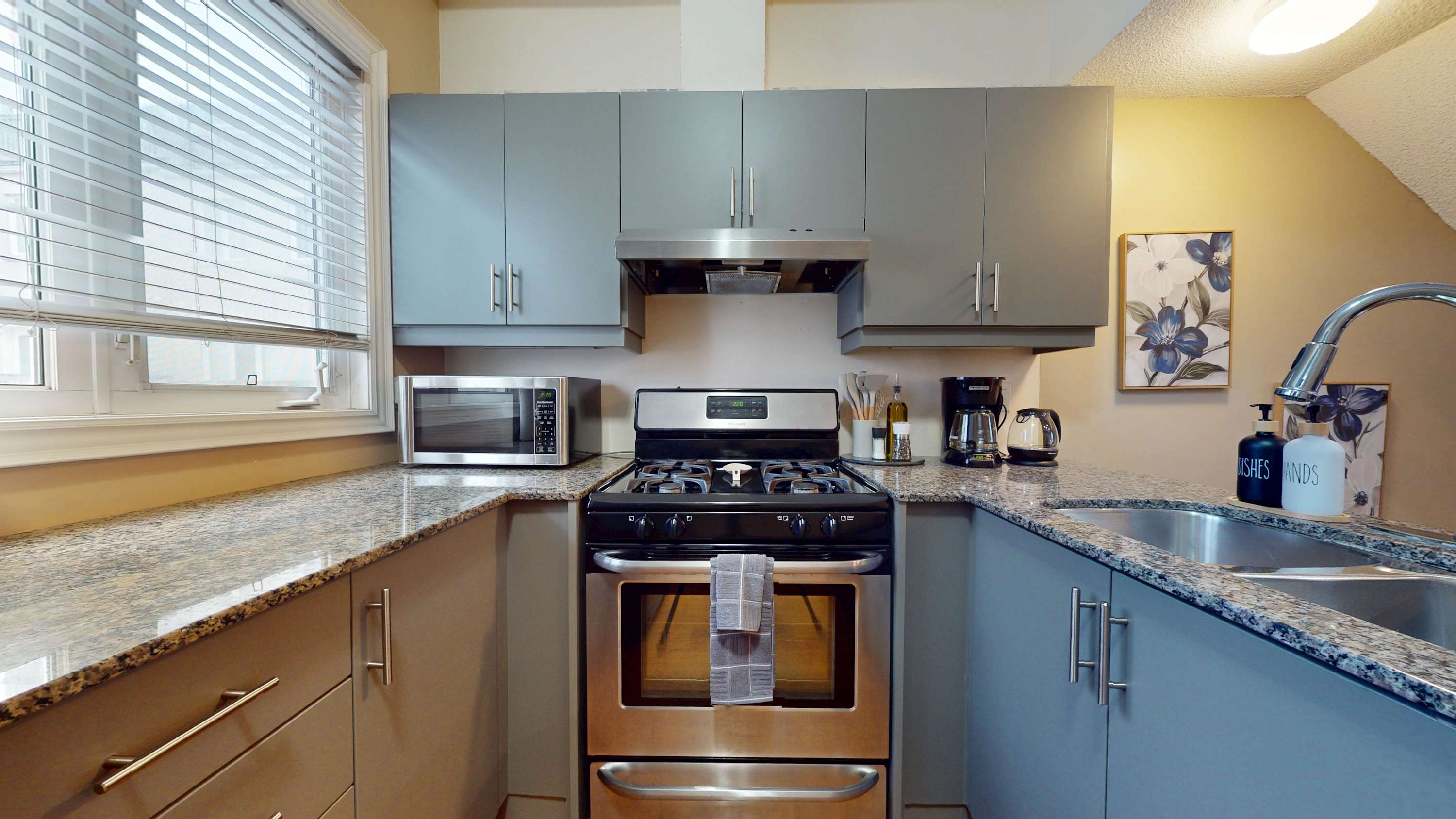 Fully Equipped Modern Kitchen - Cook with ease in a sleek kitchen featuring granite countertops, stainless-steel appliances, and all the essentials for home-cooked meals.