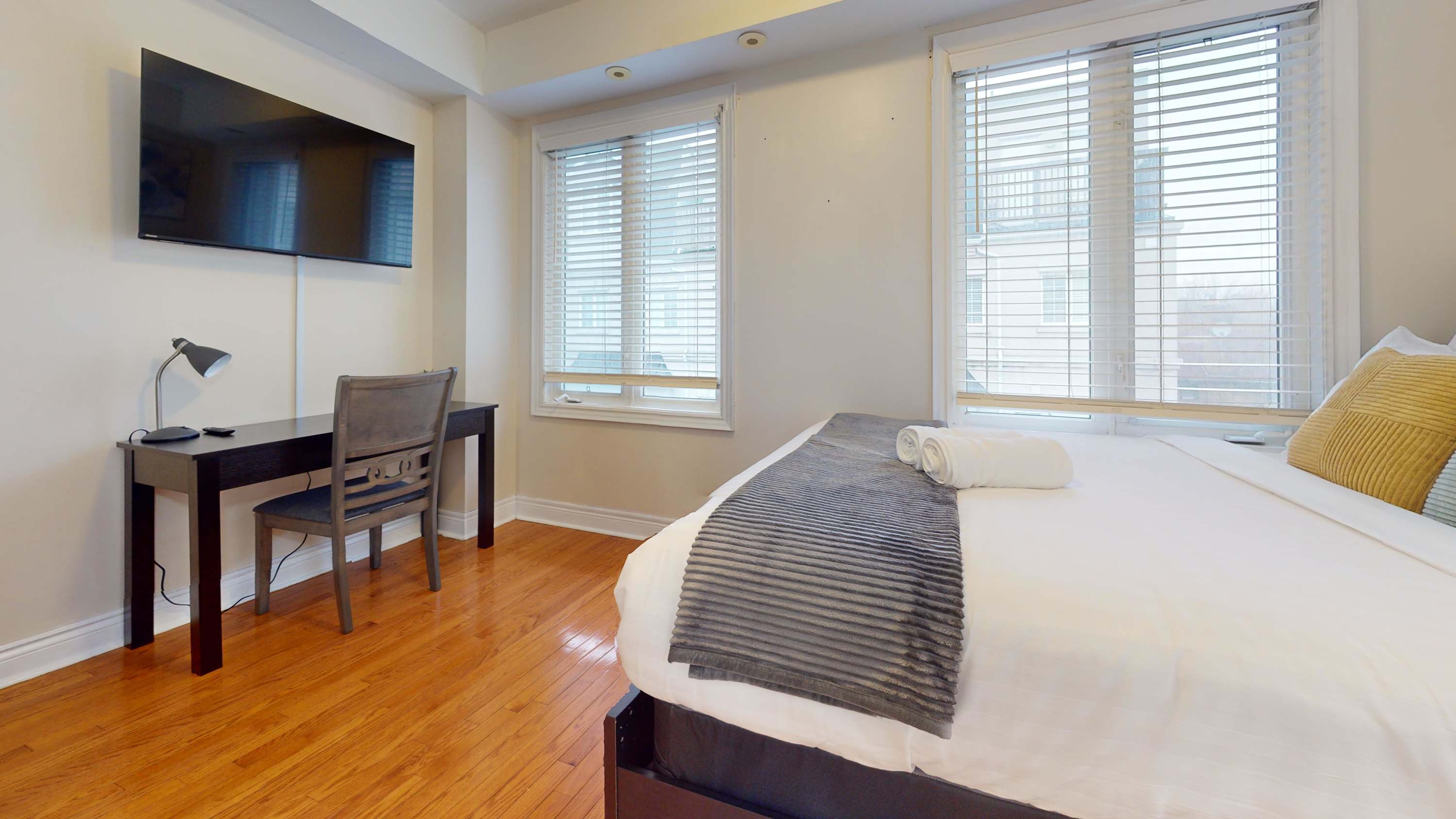 Queen Bedroom - Cosy bedroom with a comfortable queen bed and a calm atmosphere for a restful night’s sleep with a work desk and smart TV.