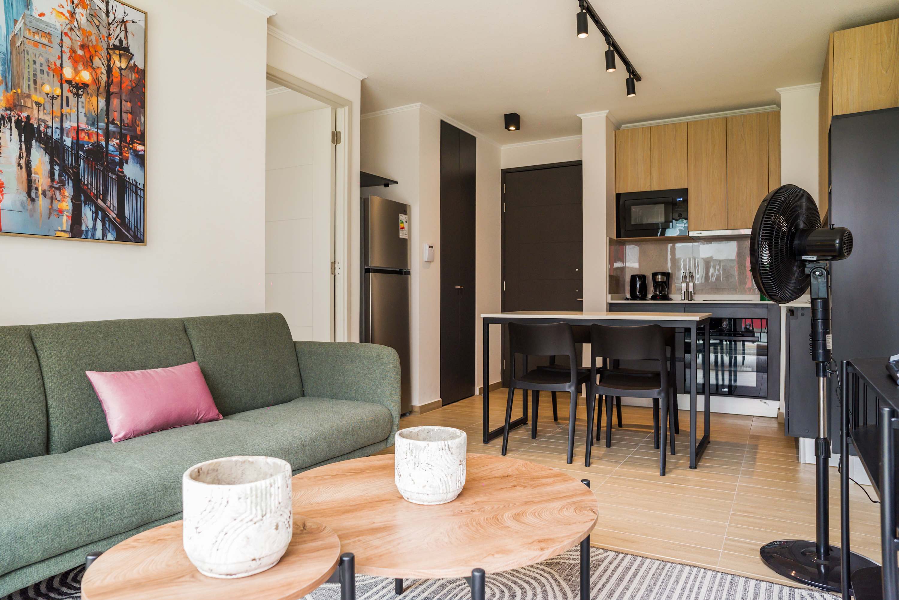 Modern living area with stylish decor and a fully equipped kitchen, ideal for relaxation and city exploration.