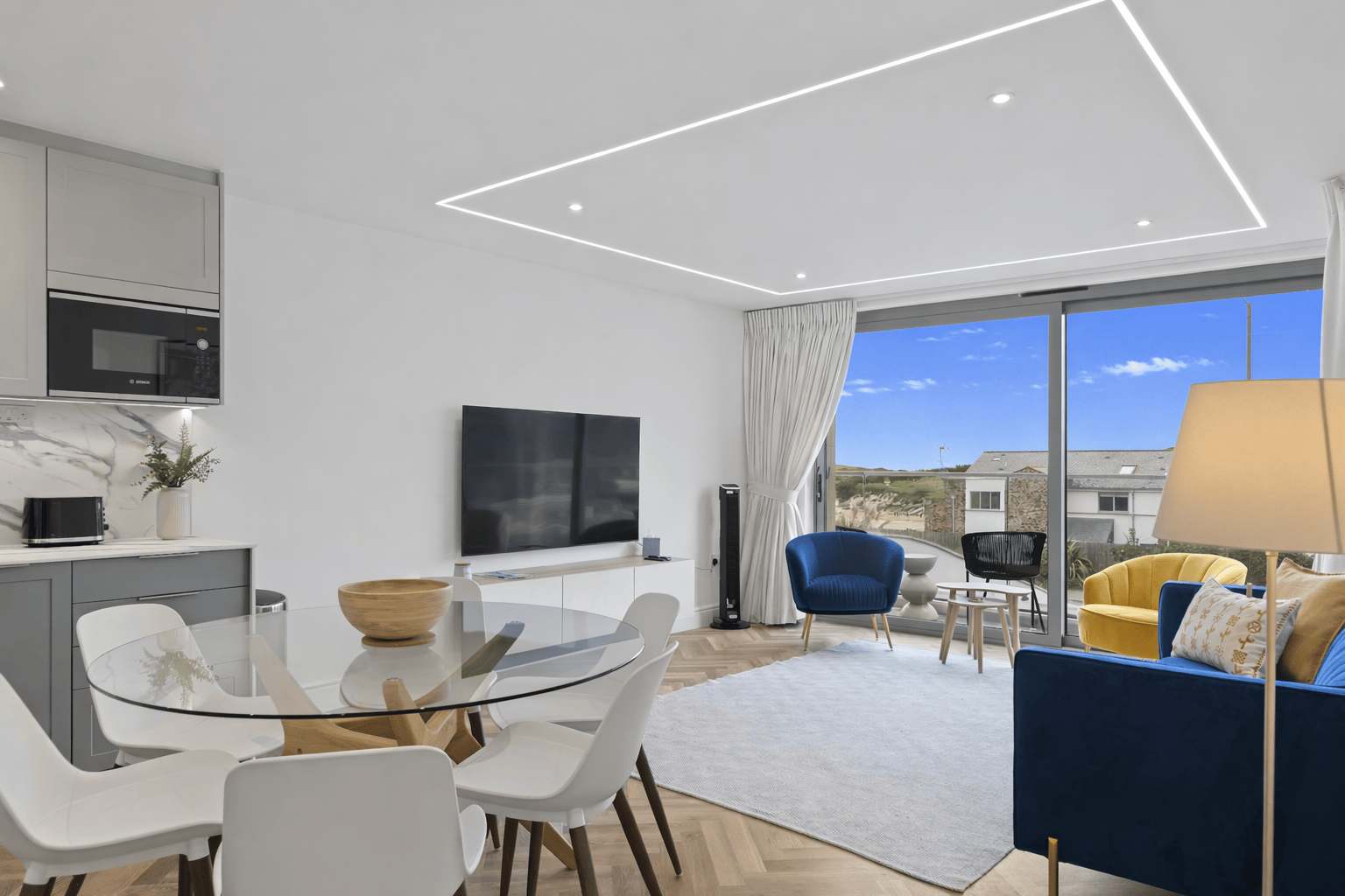 Modern Apartment Opposite Beach, Parking & Balcony