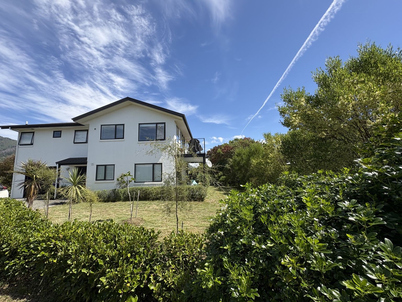 Pohara Escape - Bright Interiors & Scenic Views