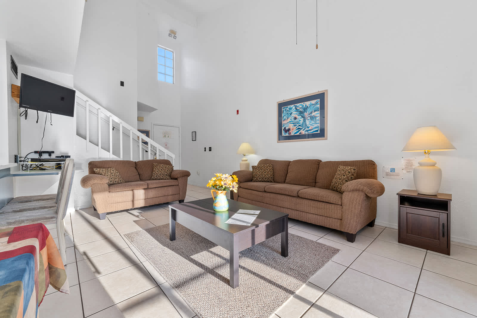 3BR townhouse w/ pool, patio & workspace