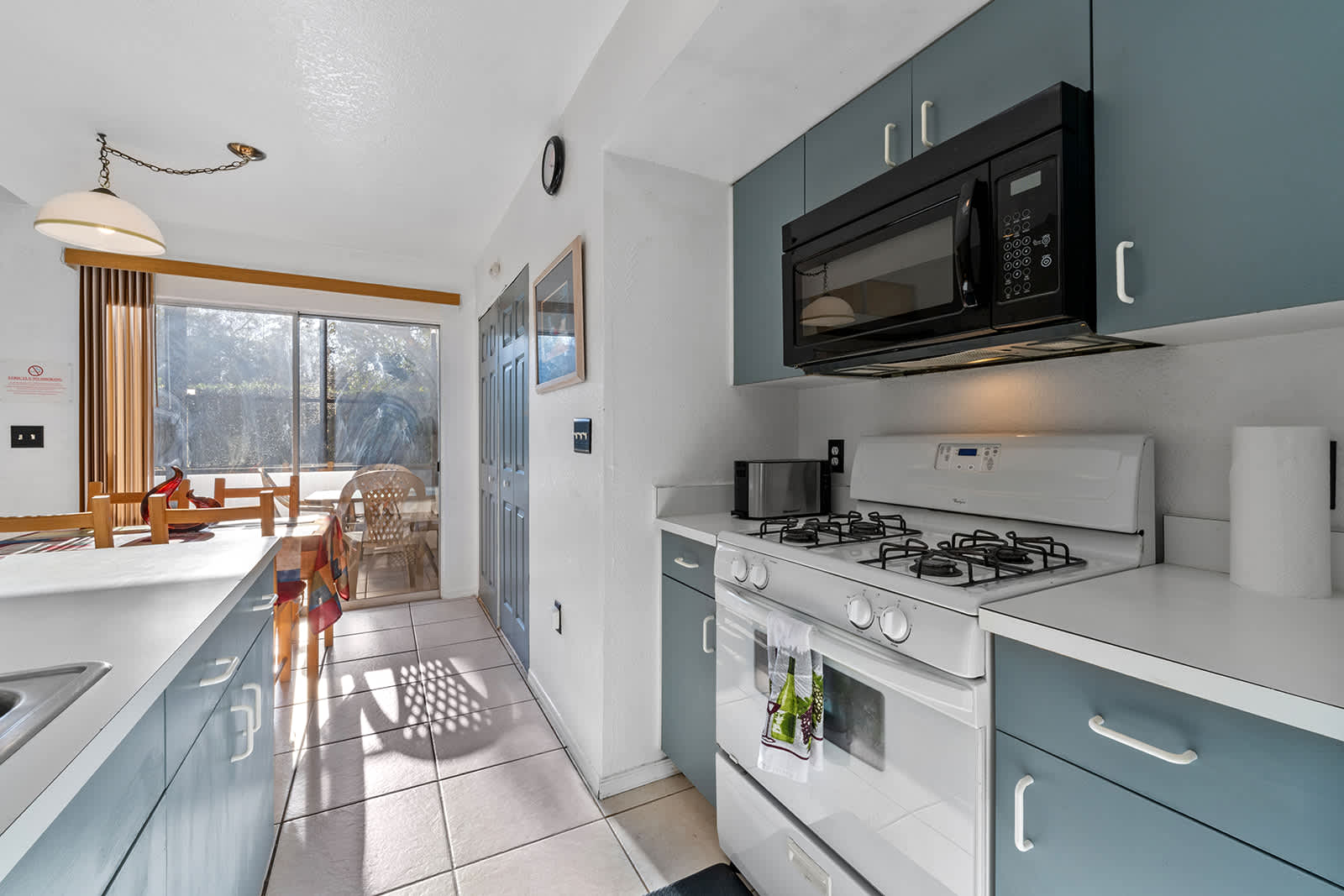 3BR townhouse w/ pool, patio & workspace