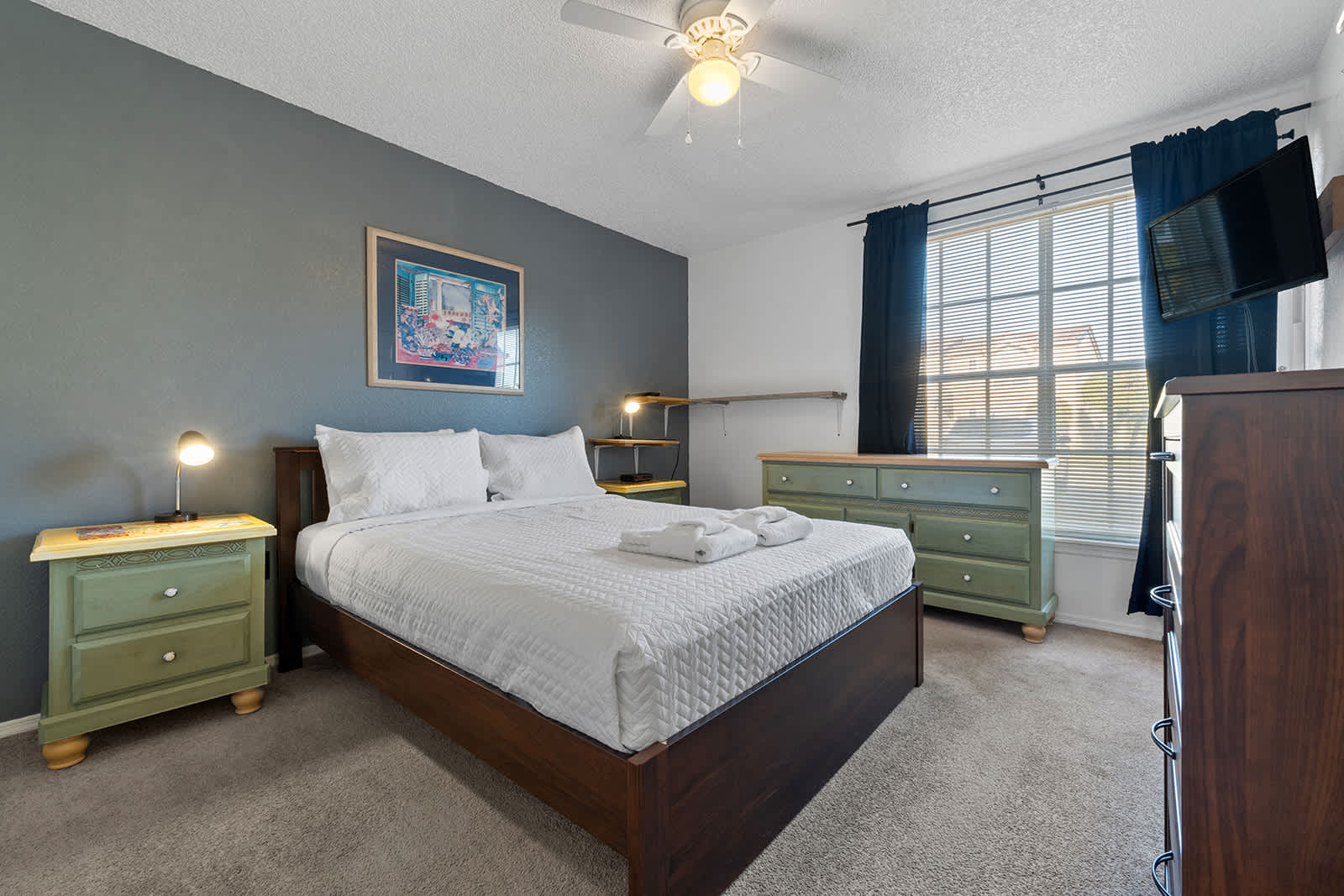3BR townhouse w/ pool, patio & workspace