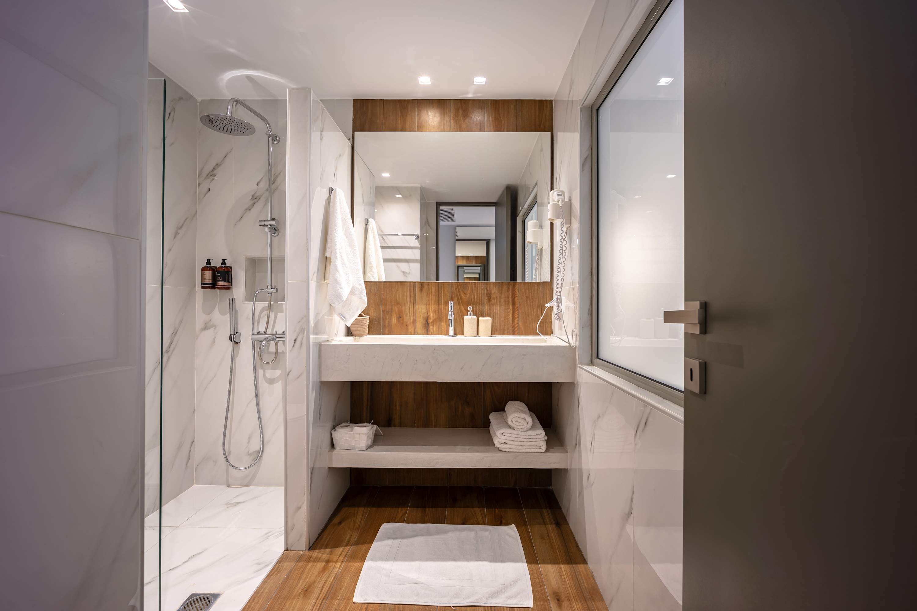 Bright & Modern Studio in Central Psyri King Bed