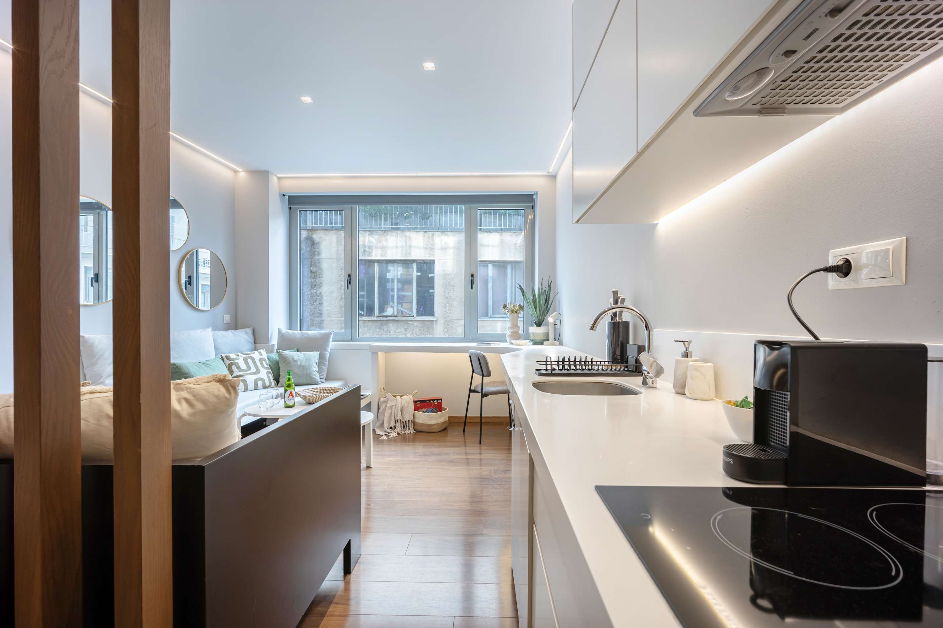 Bright & Modern Studio in Central Psyri King Bed